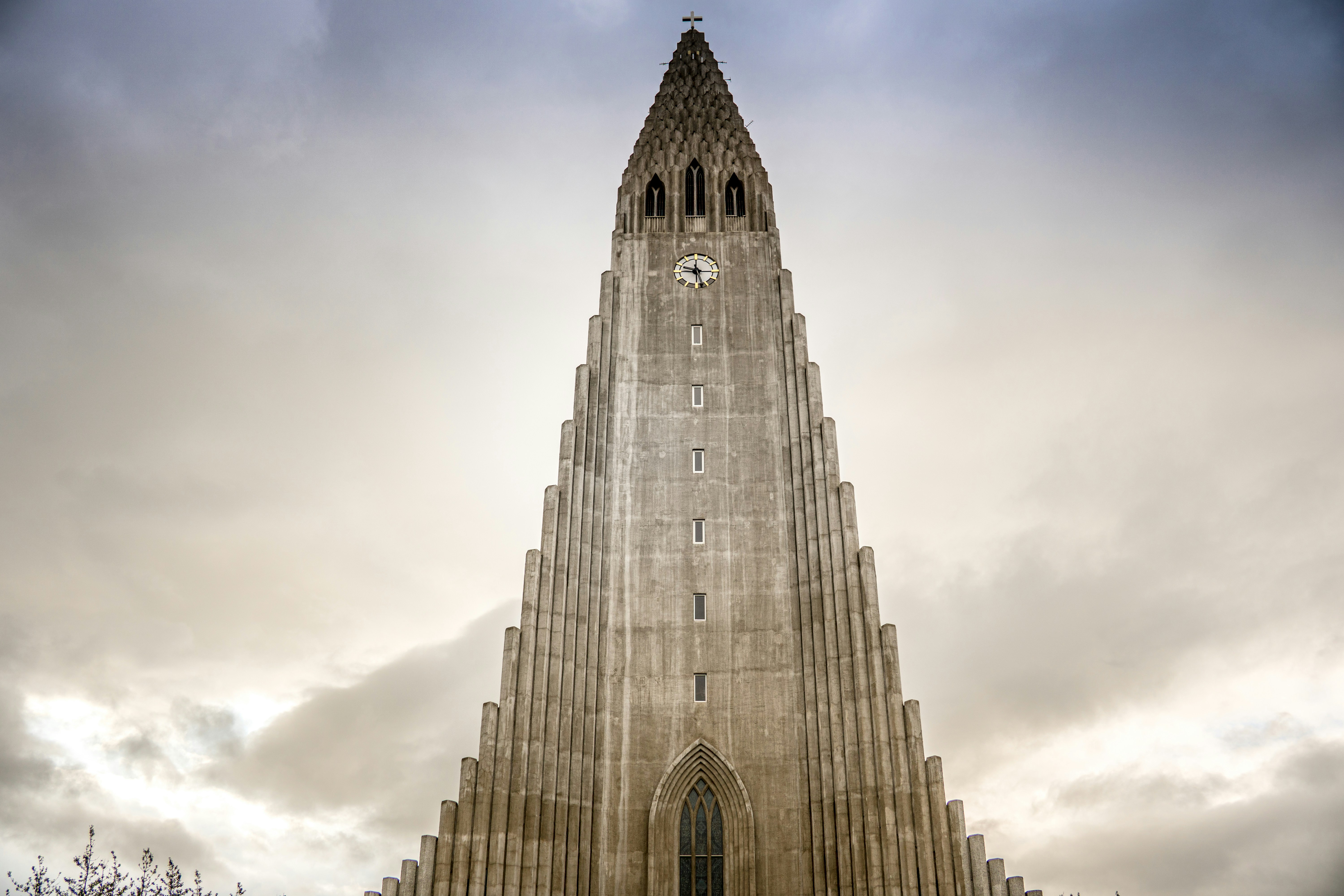 Der Kirchturm Hallgrímskirkja, der sich gegen einen wolkigen Himmel in Reykjavík, Island, erhebt.