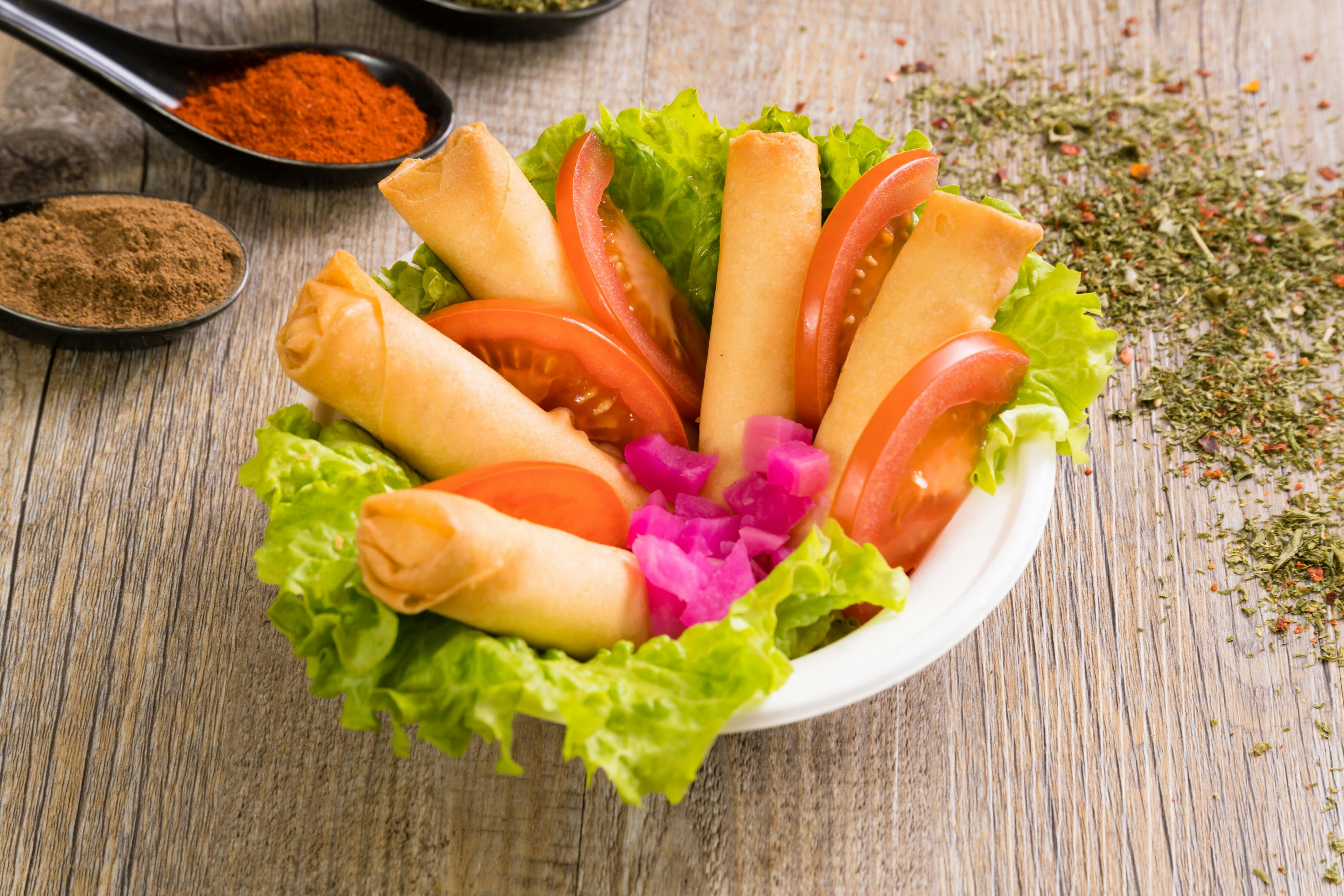 Fried spring rolls with tomato and lettuce