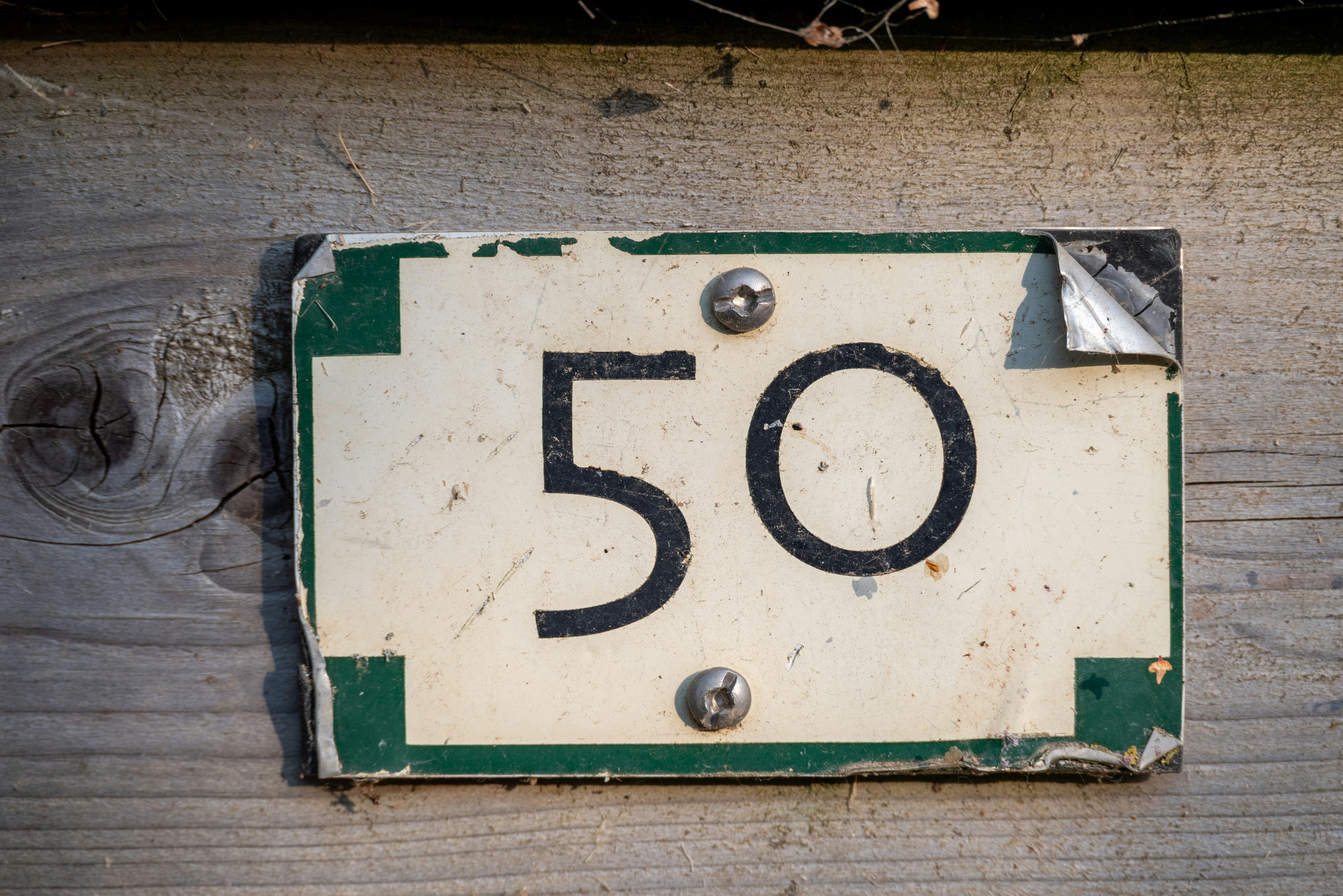 Panneau en métal usé avec le numéro 50 - Photo gratuite sur Unsplash
