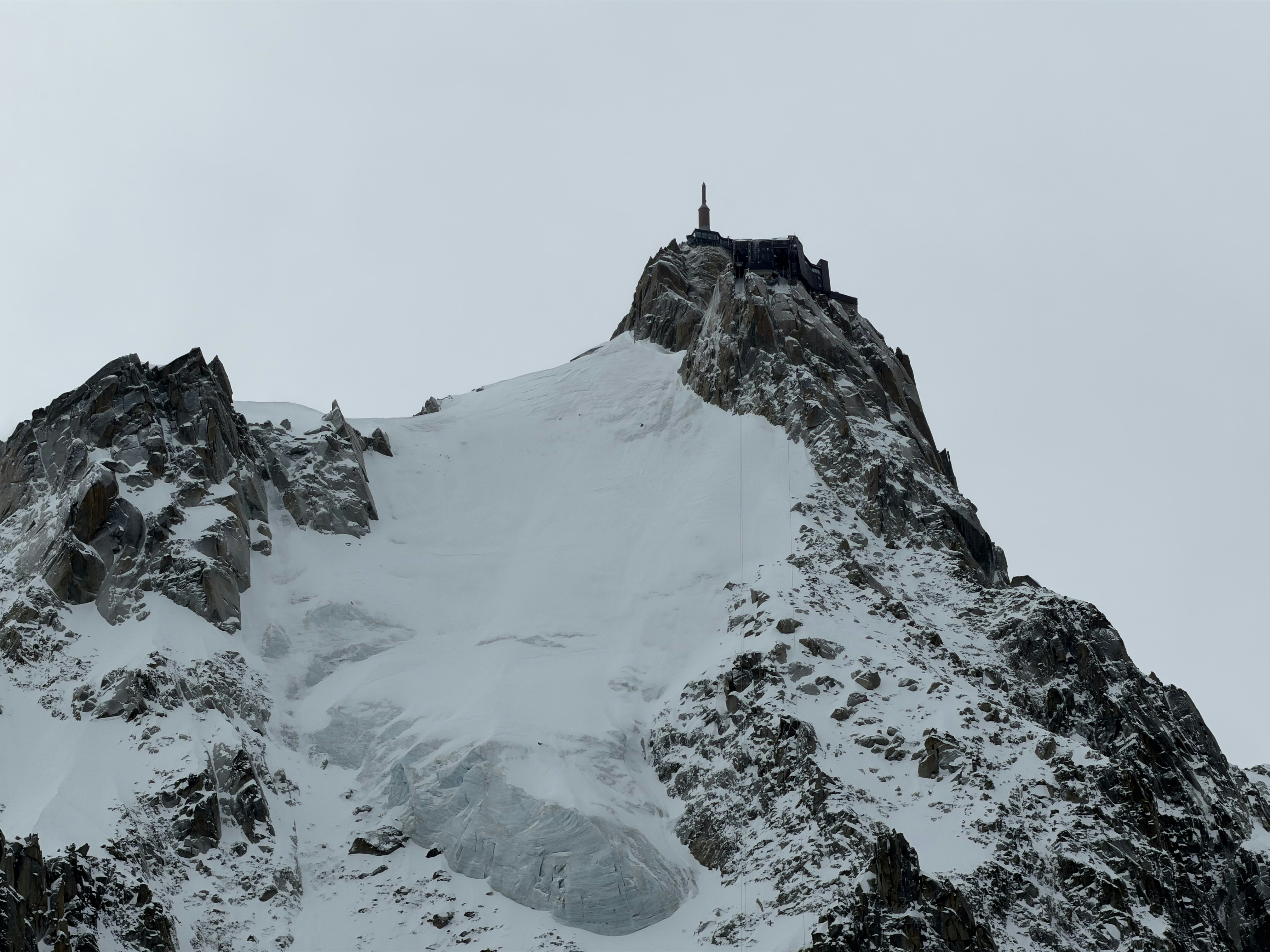L'Aiguille du Midi au-dessus de Chamonix