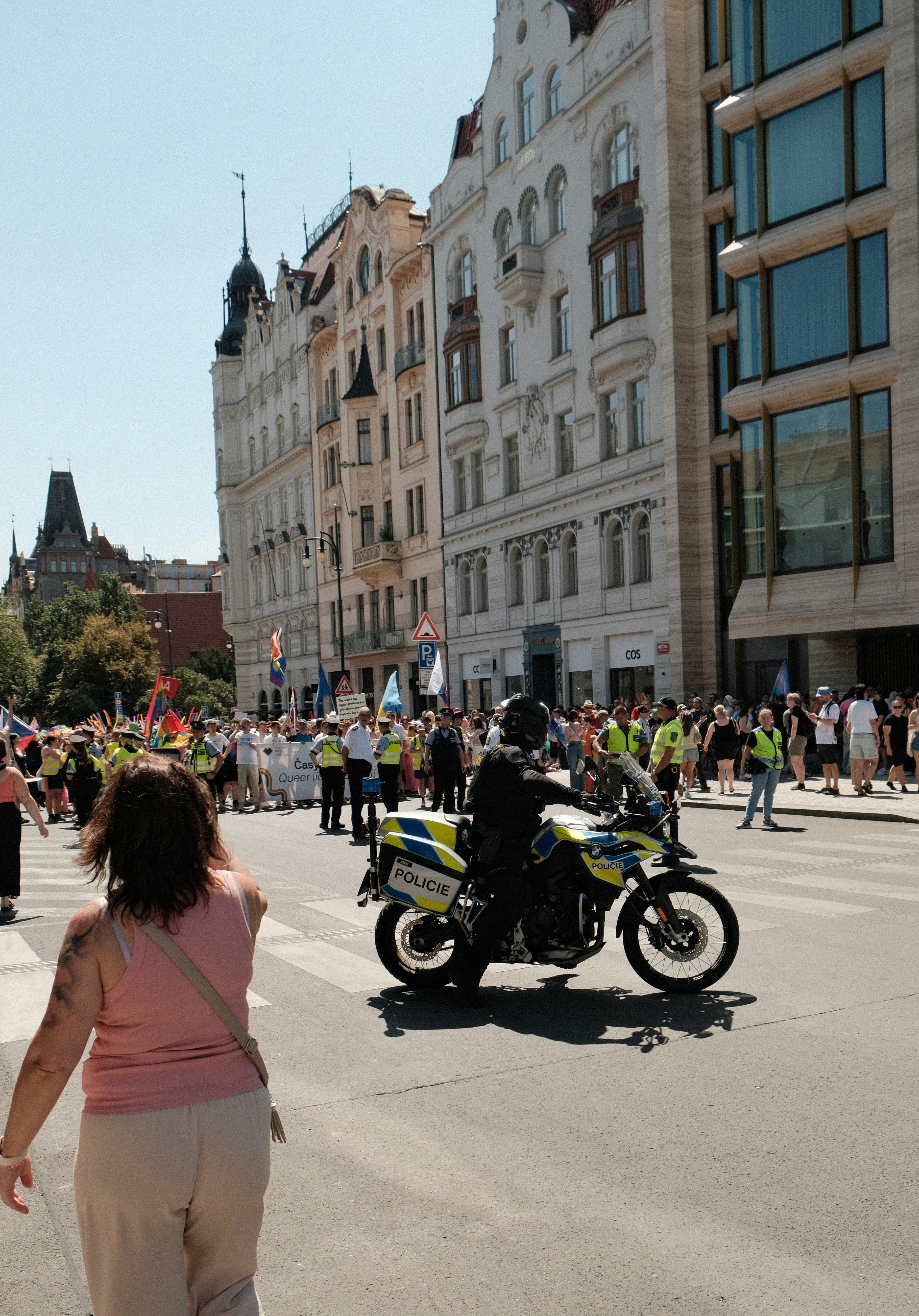 Ein Polizist auf einem Motorrad, der eine Straßenparade in Prag patrouilliert.