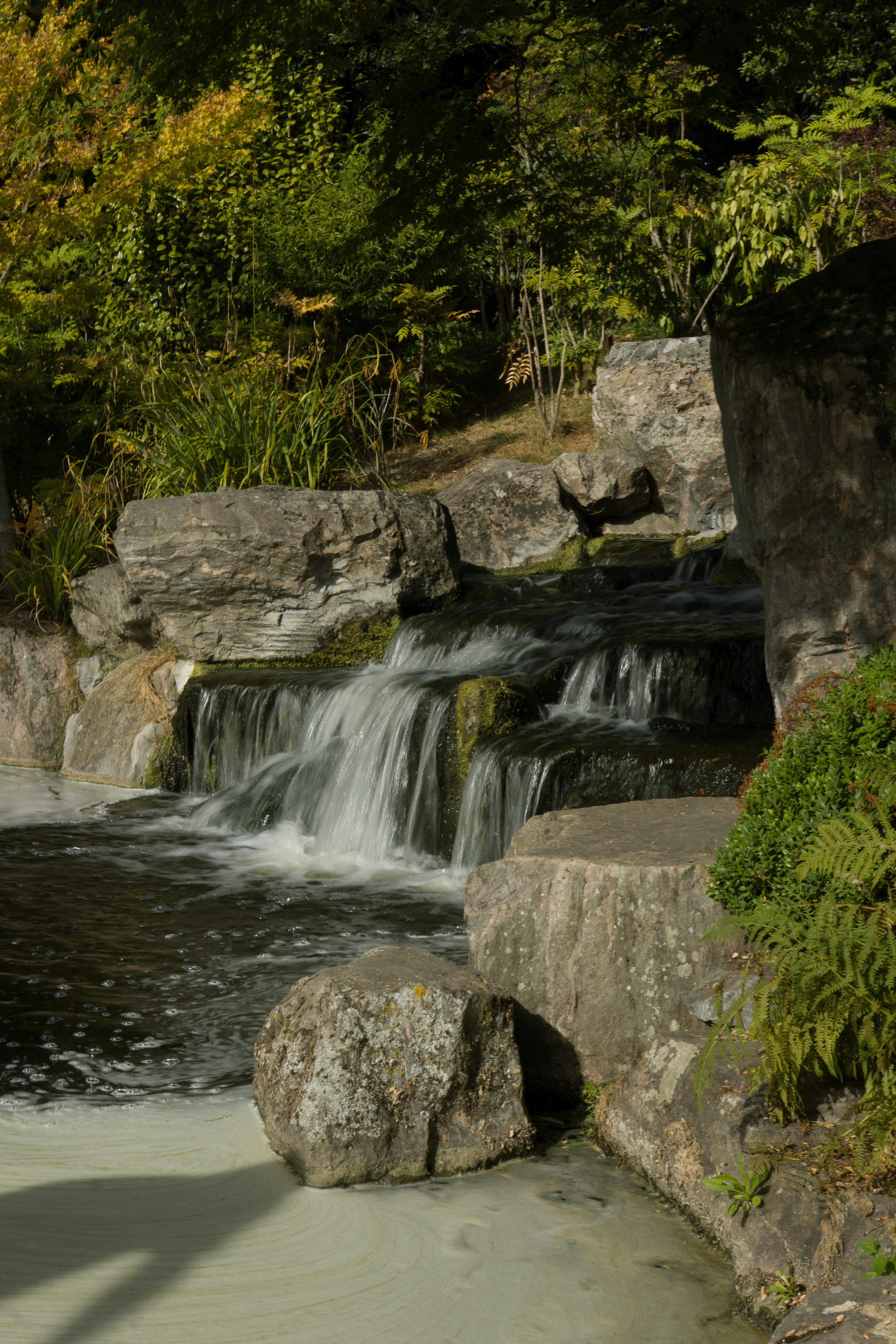 Cascade qui tombe sur des rochers de jardin - Photo gratuite sur Unsplash
