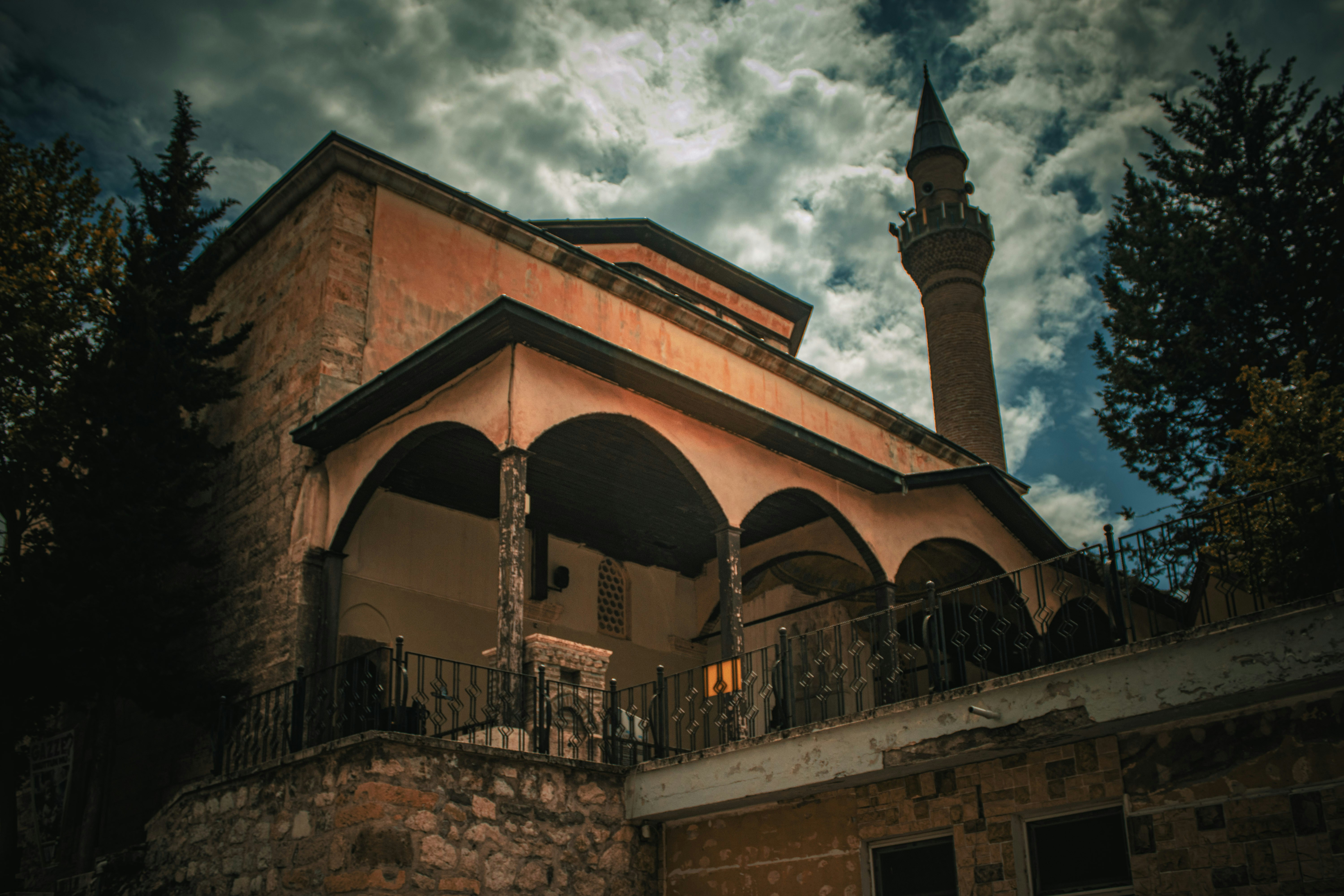 Moschea con minareto e portico ad arco - Foto gratuita su Unsplash