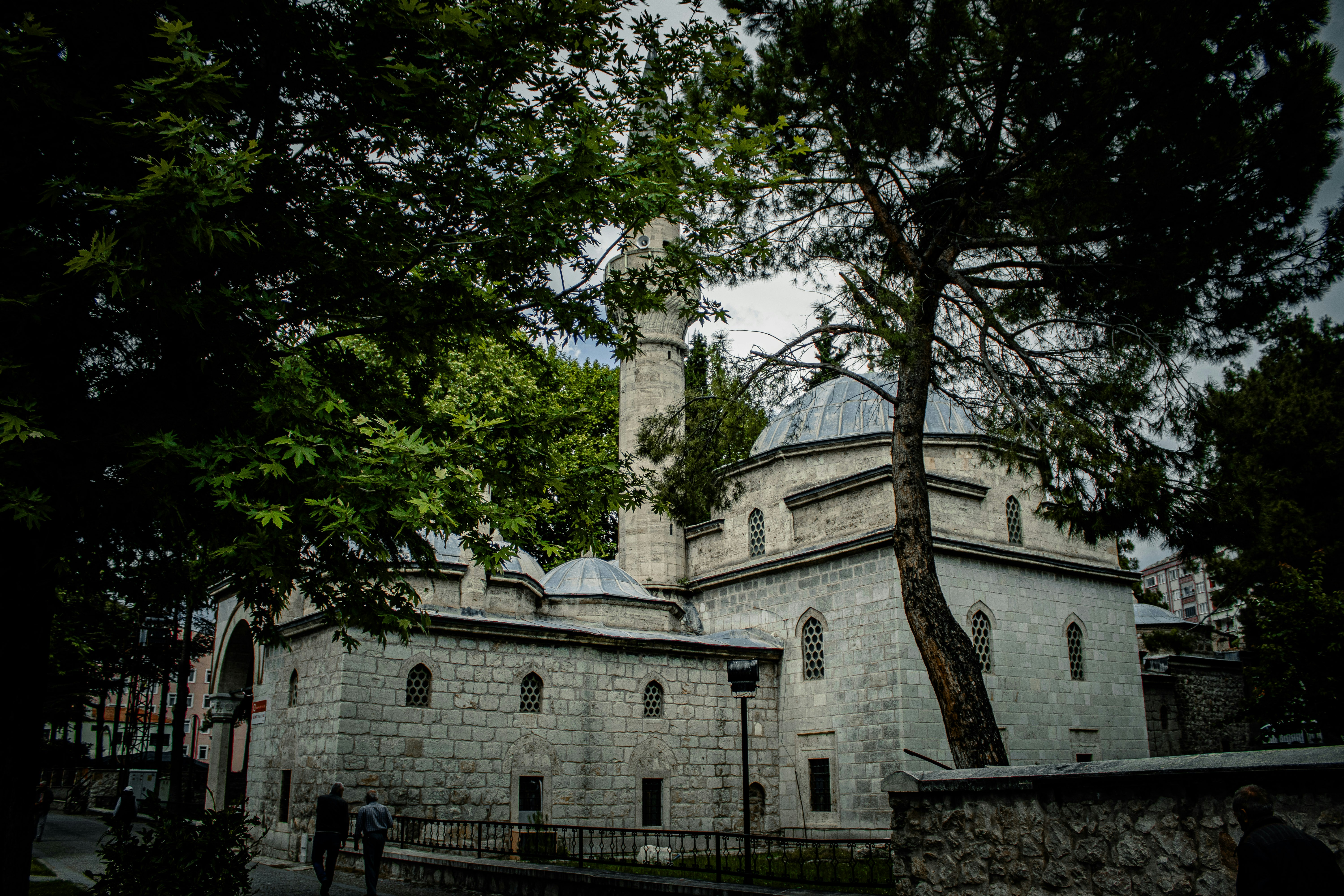 Mosquée de pierre avec grand minaret - Photo gratuite sur Unsplash