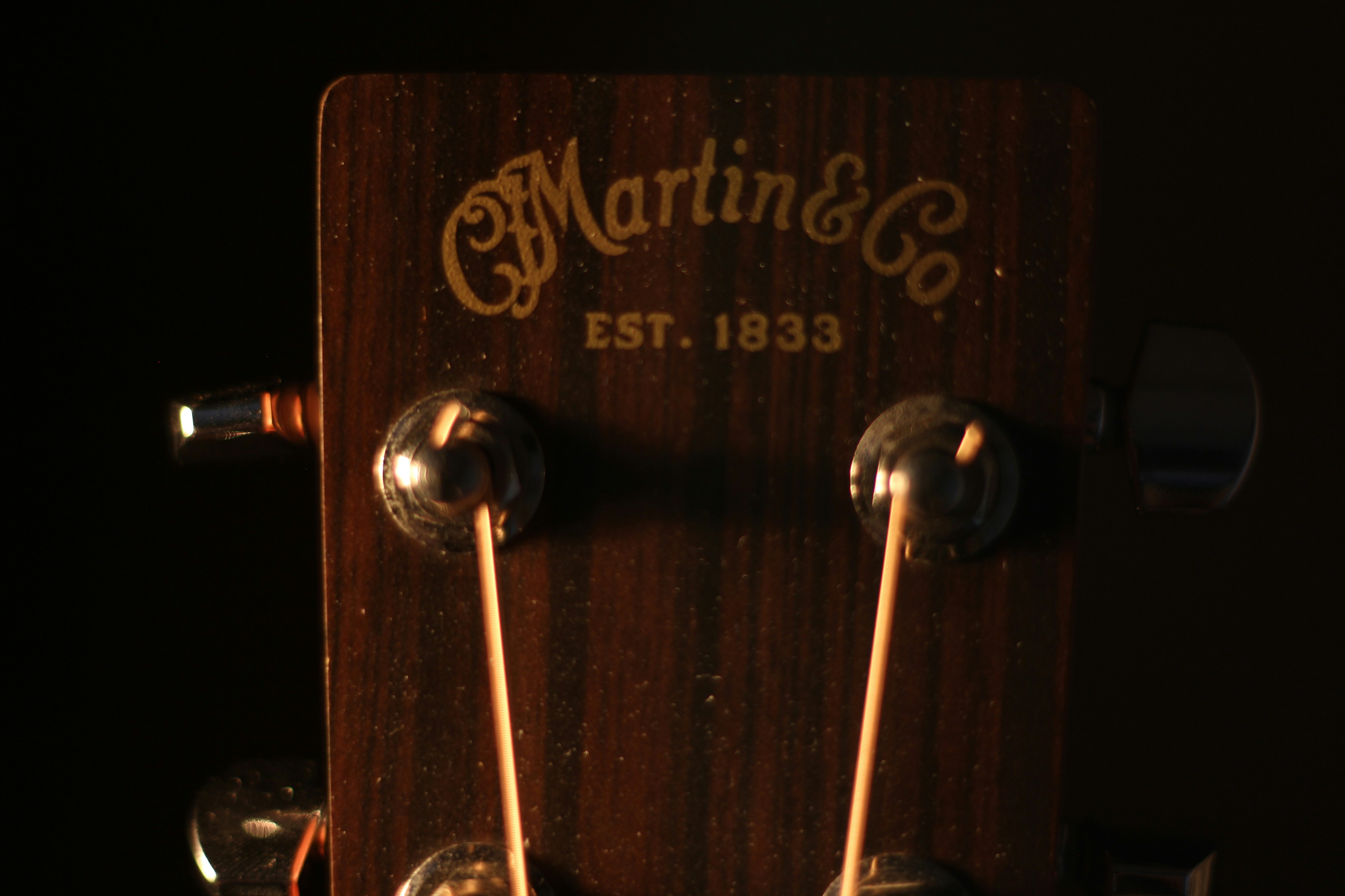 Tête d'une guitare acoustique en bois