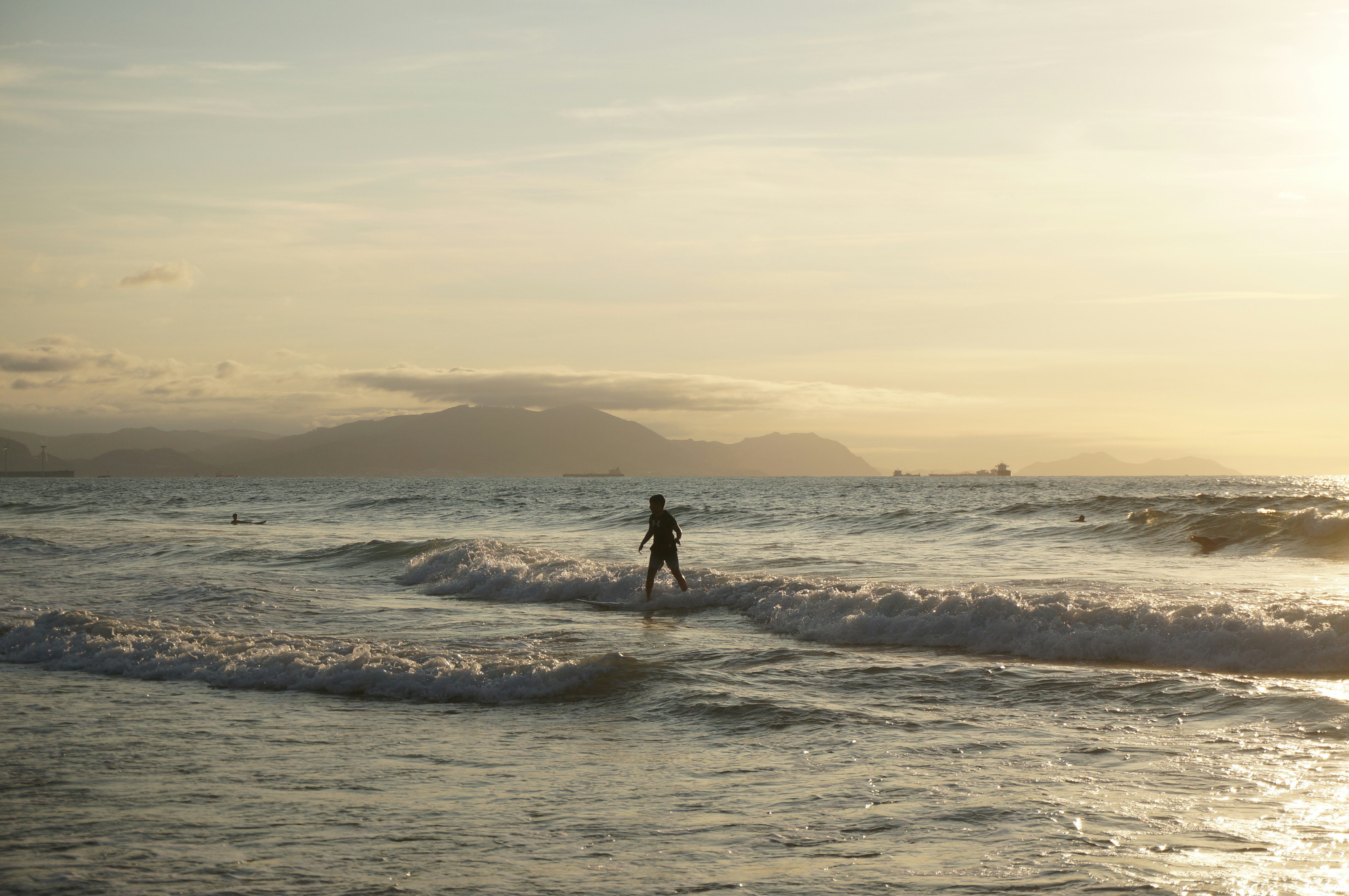 Surfista sulle onde dell'oceano durante l'ora d'oro - Foto gratuita su ...