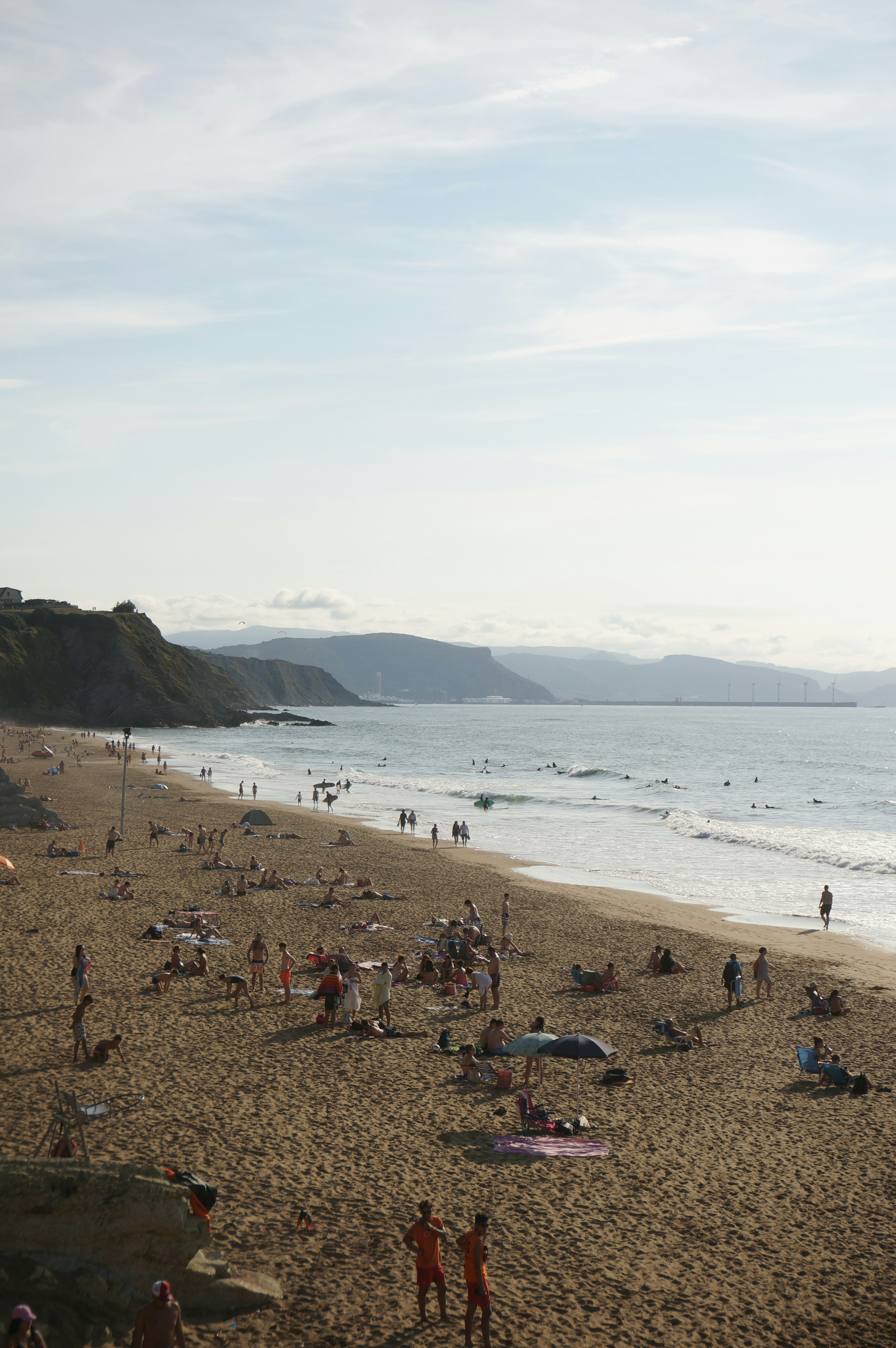 Plage de sable avec des gens qui nagent - Photo gratuite sur Unsplash