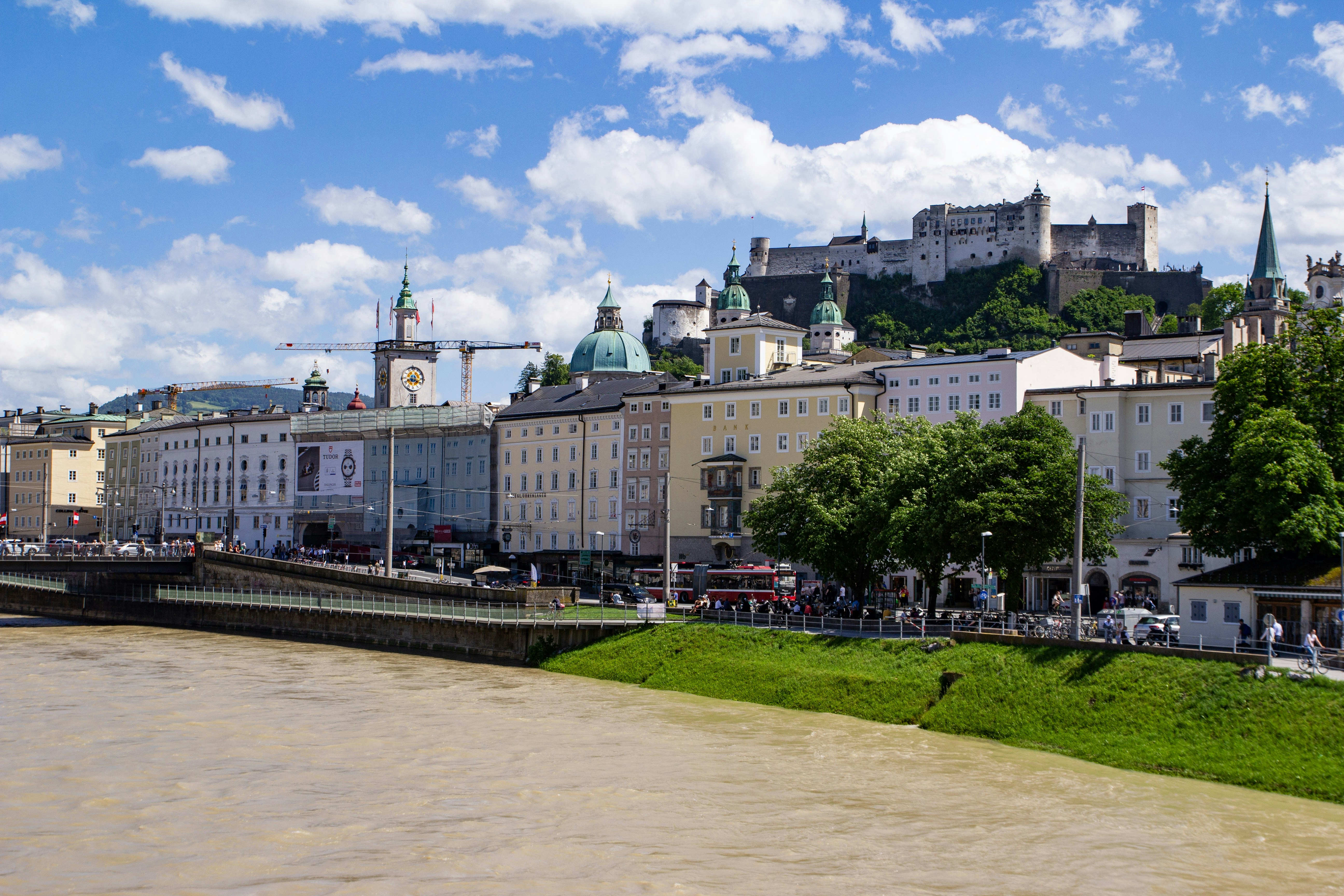 Benteng Hohensalzburg yang menghadap sungai Salzach dan bangunan bersejarah di Salzburg, Austria