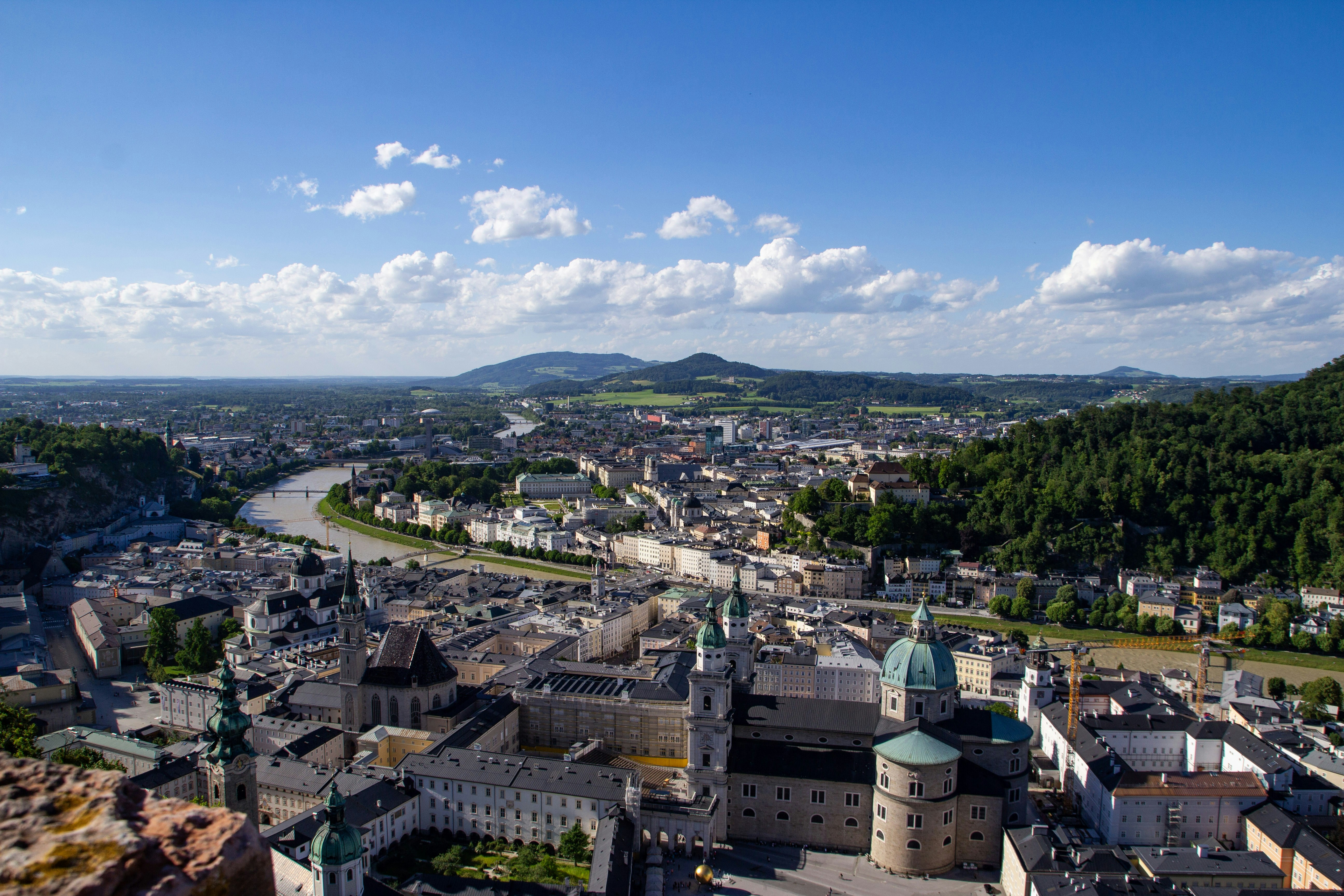 Pemandangan udara Salzburg dengan sungai Salzach dan katedral bersejarah di bawah langit biru