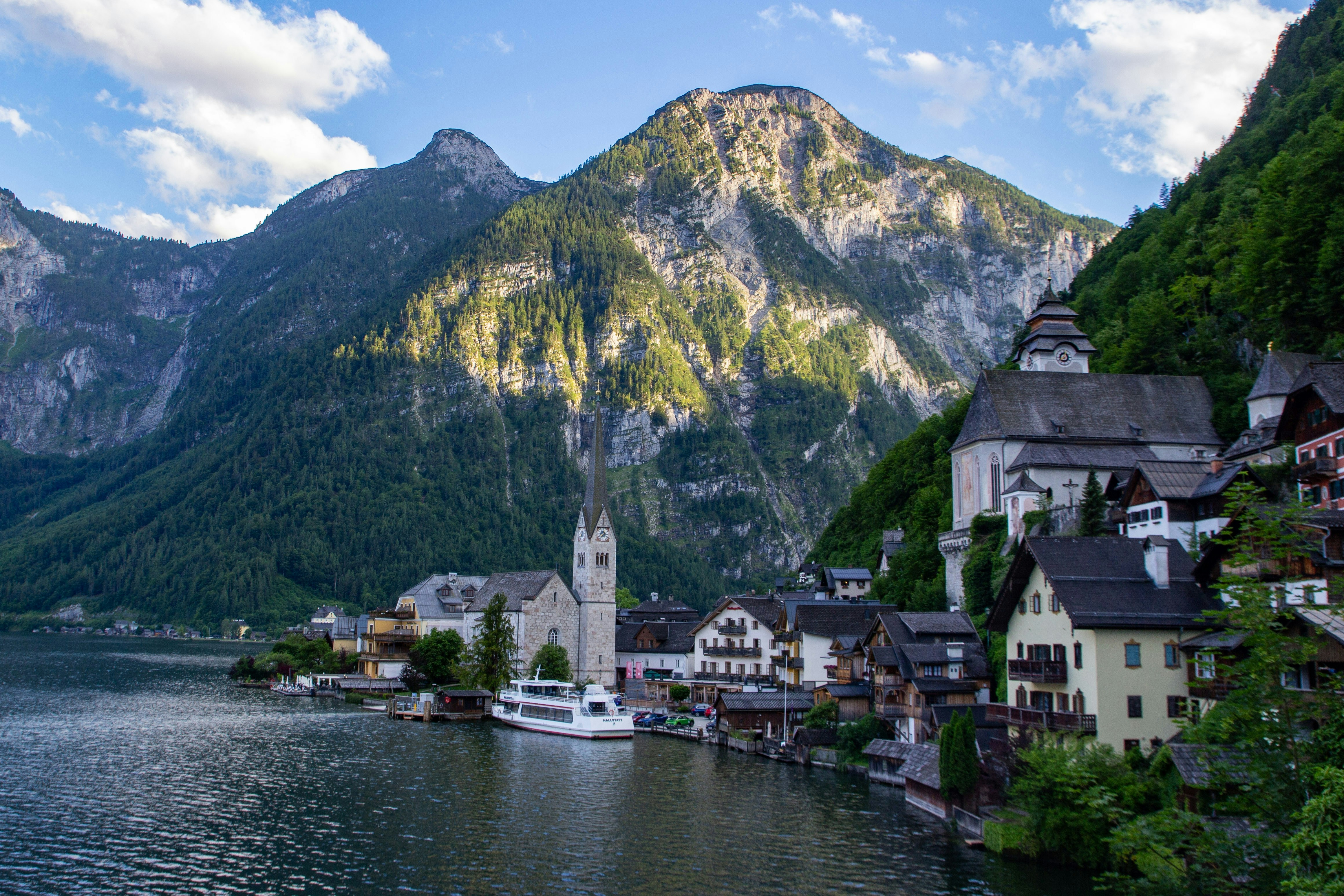 Desa Hallstatt di tepi danau di bawah pegunungan curam