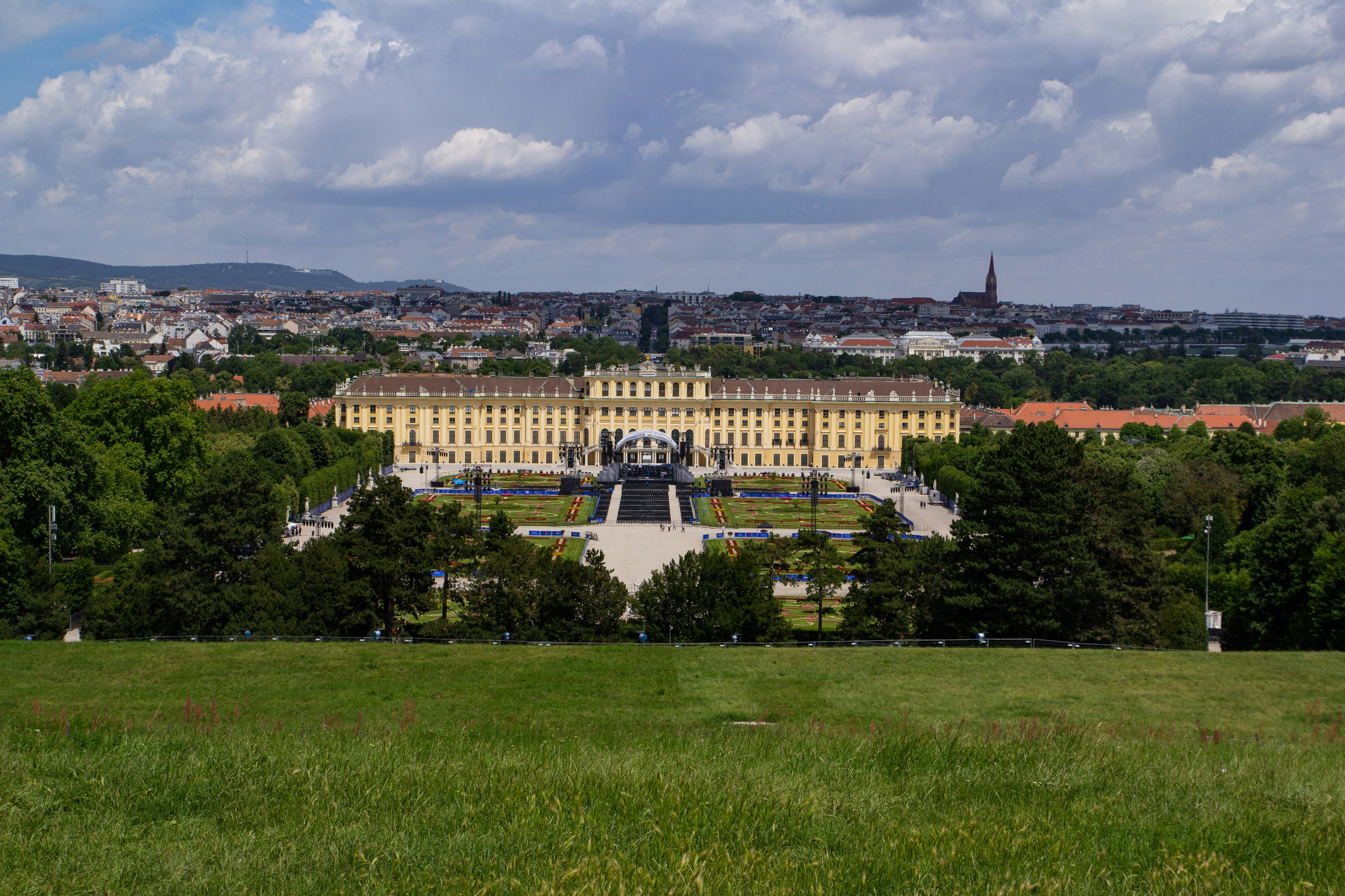 Istana Schönbrunn dan taman formalnya yang terlihat dari bukit berumput di Wina