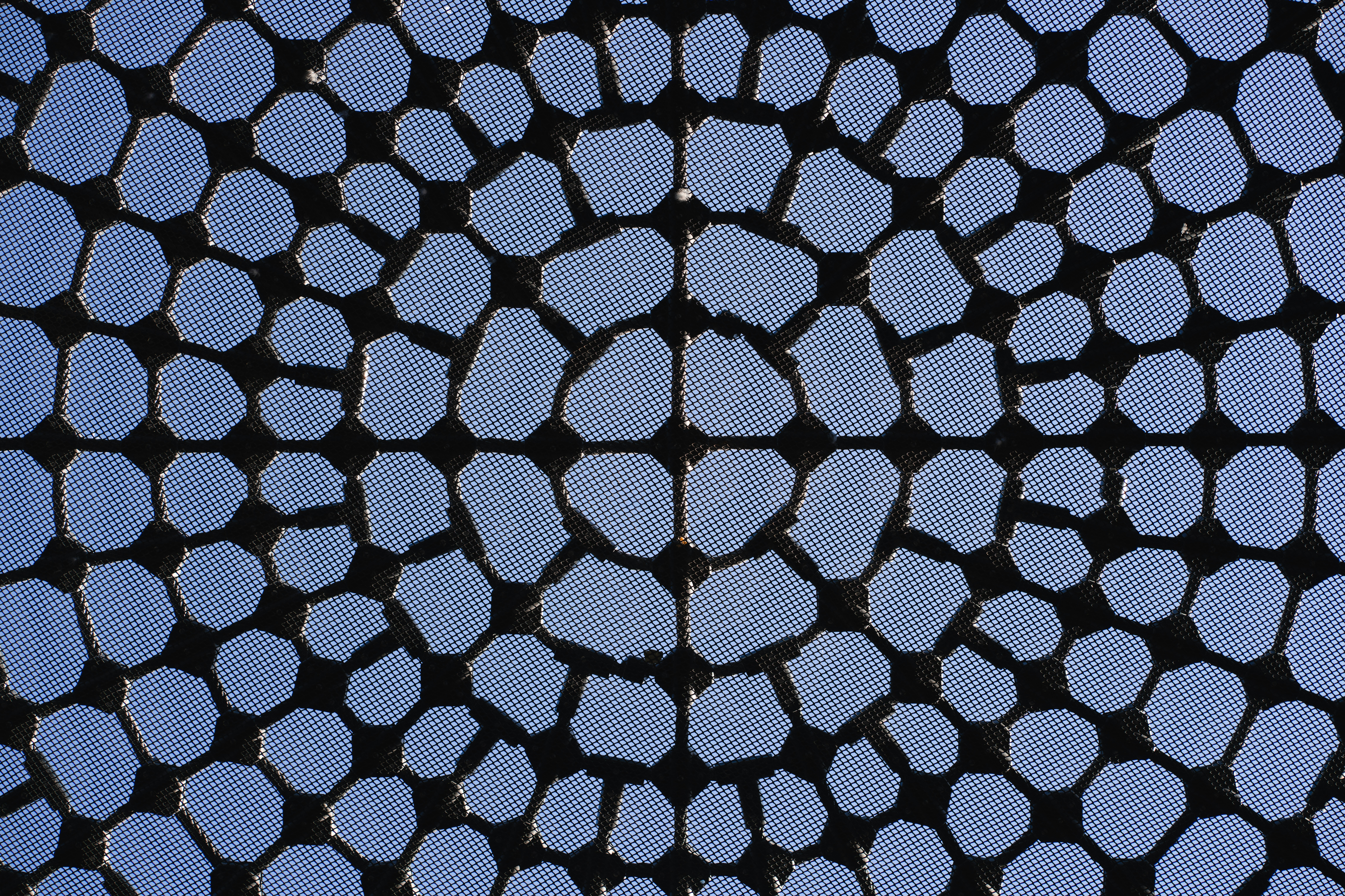 Un motif géométrique noir sur un ciel bleu clair