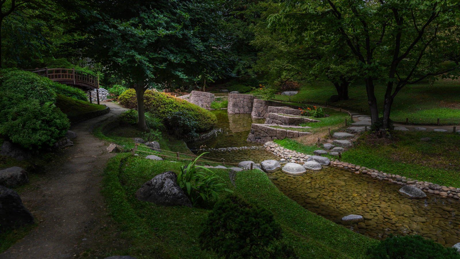 Jardin avec ruisseau bordé de pierres