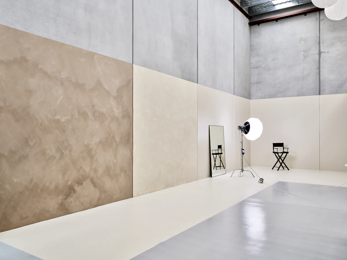 Studio II: the Cyclorama with a seamless white wall and lighting