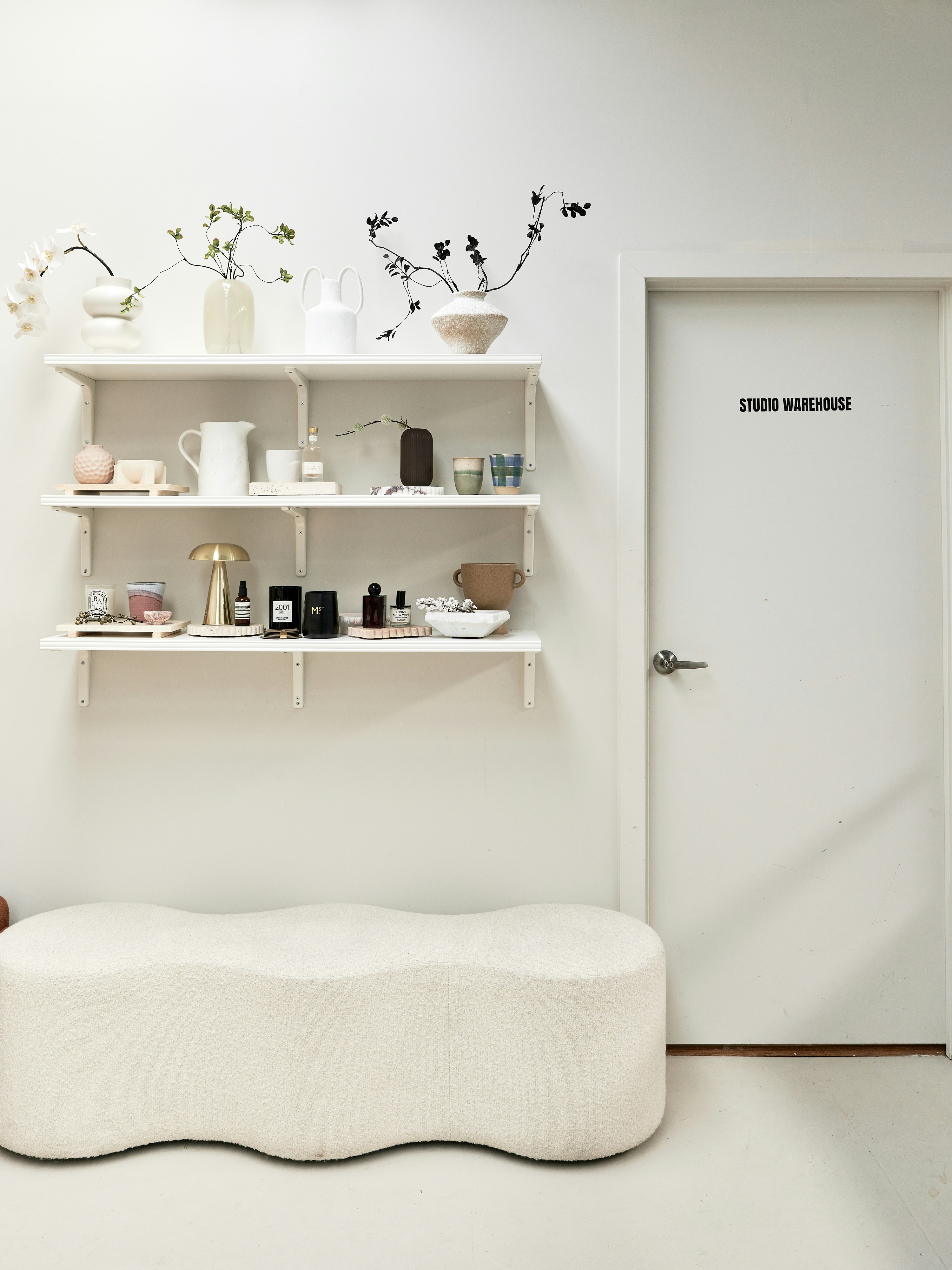 minimalist studio interior, wallpaper, Minimalist Studio Apartment Space Saving Hacks 6