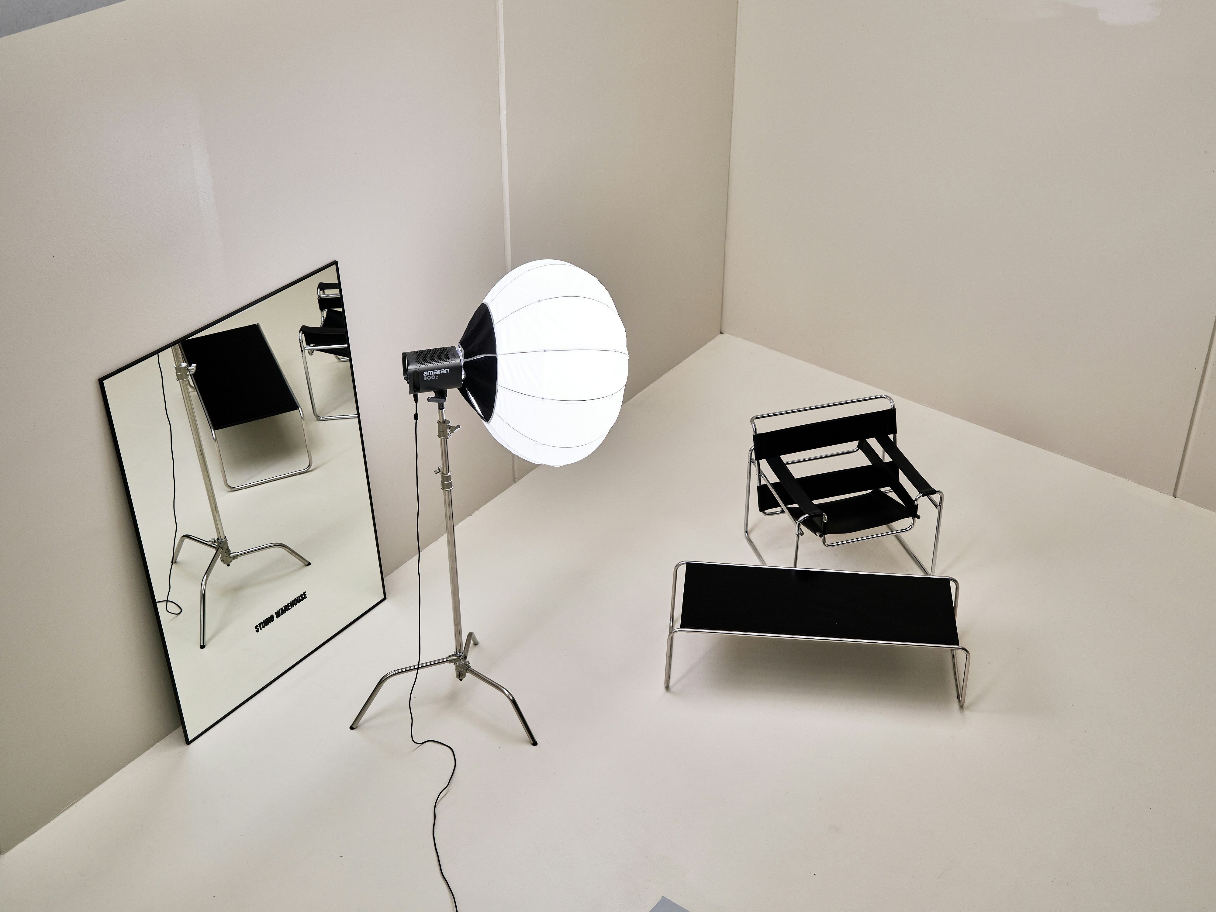 Lampu studio dengan softbox lentera putih, cermin, dan furnitur hitam