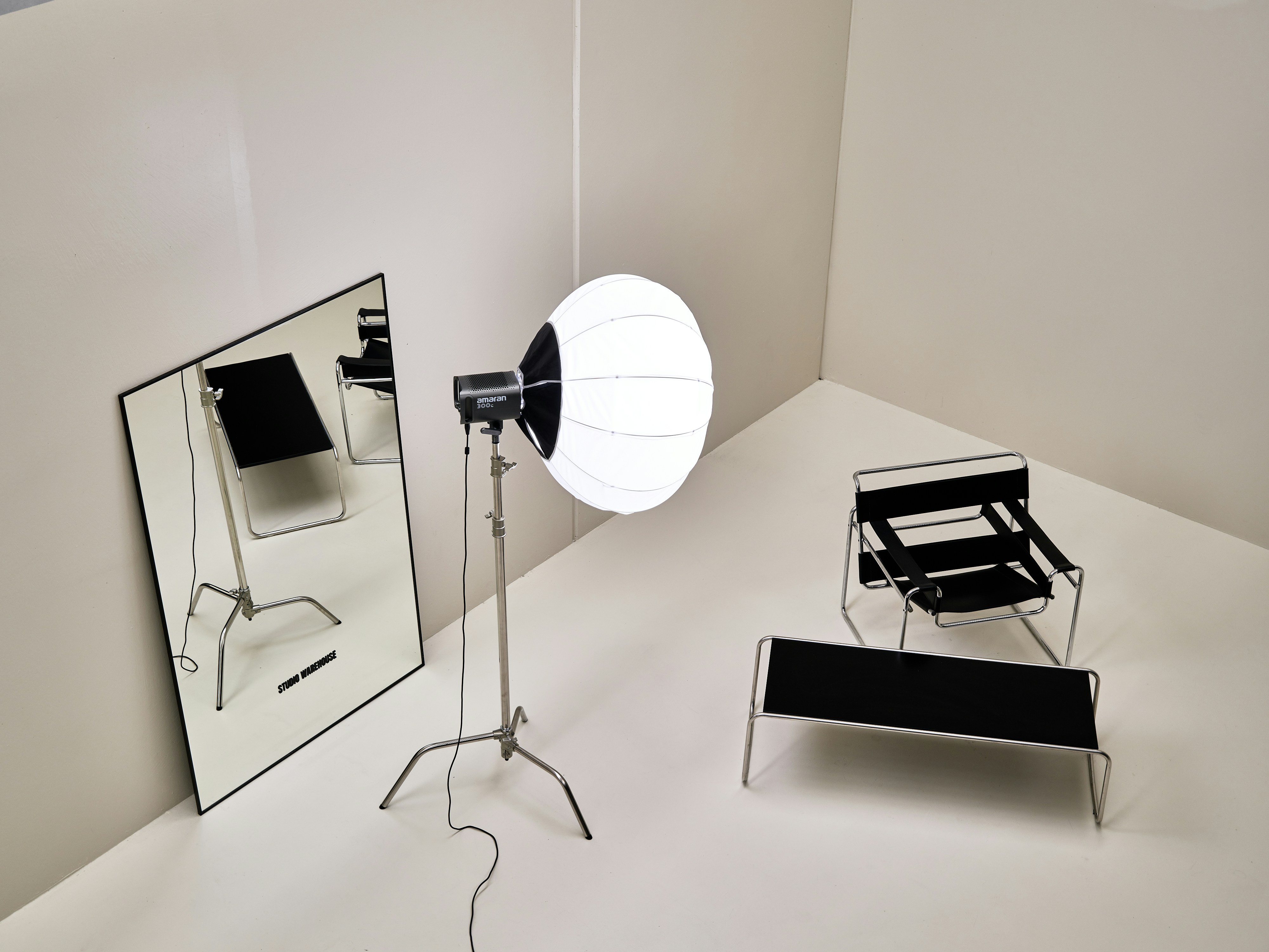 Lampu studio dengan softbox lentera putih, cermin, dan furnitur modern