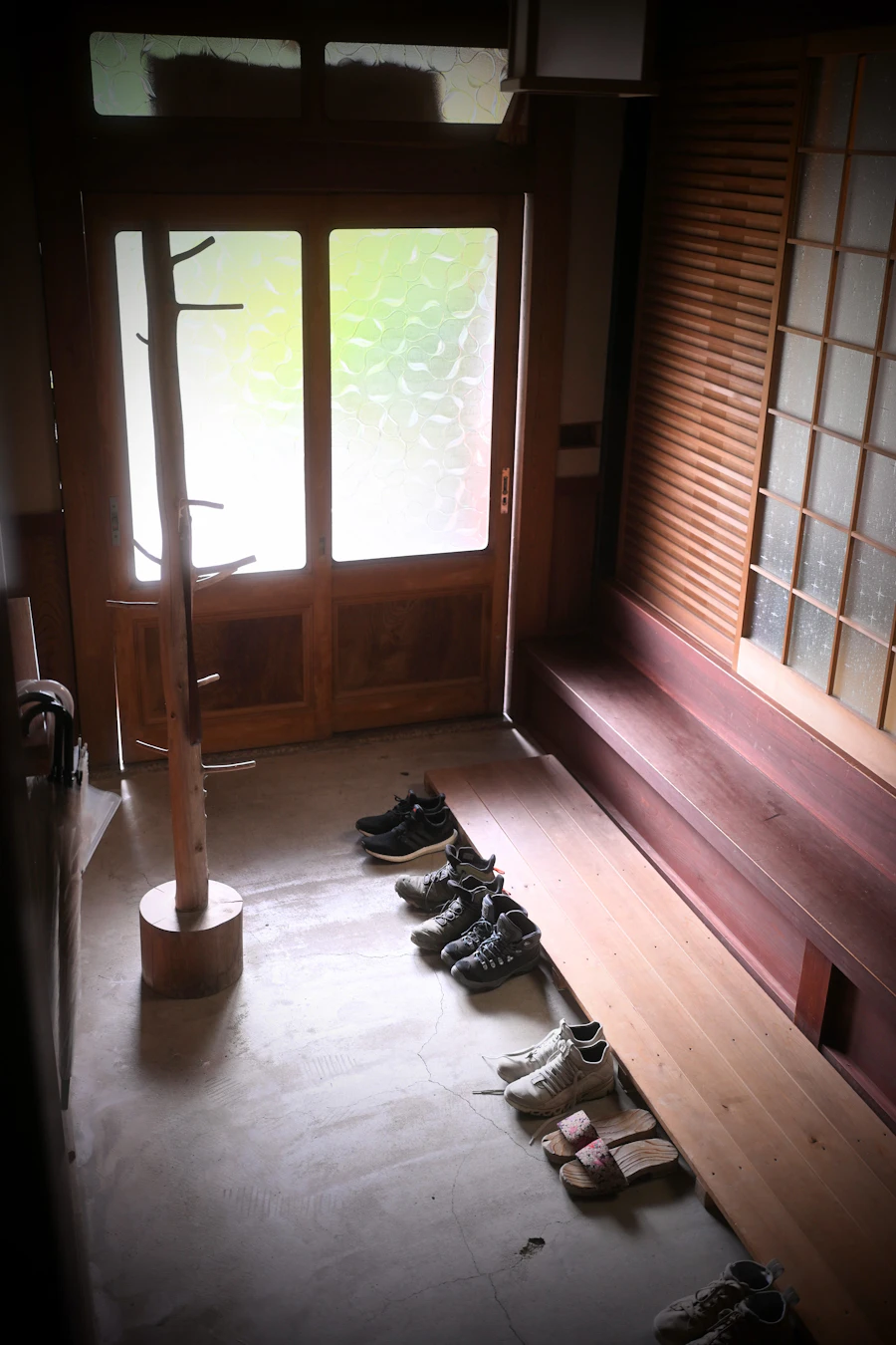 Shoe storage bench entryway