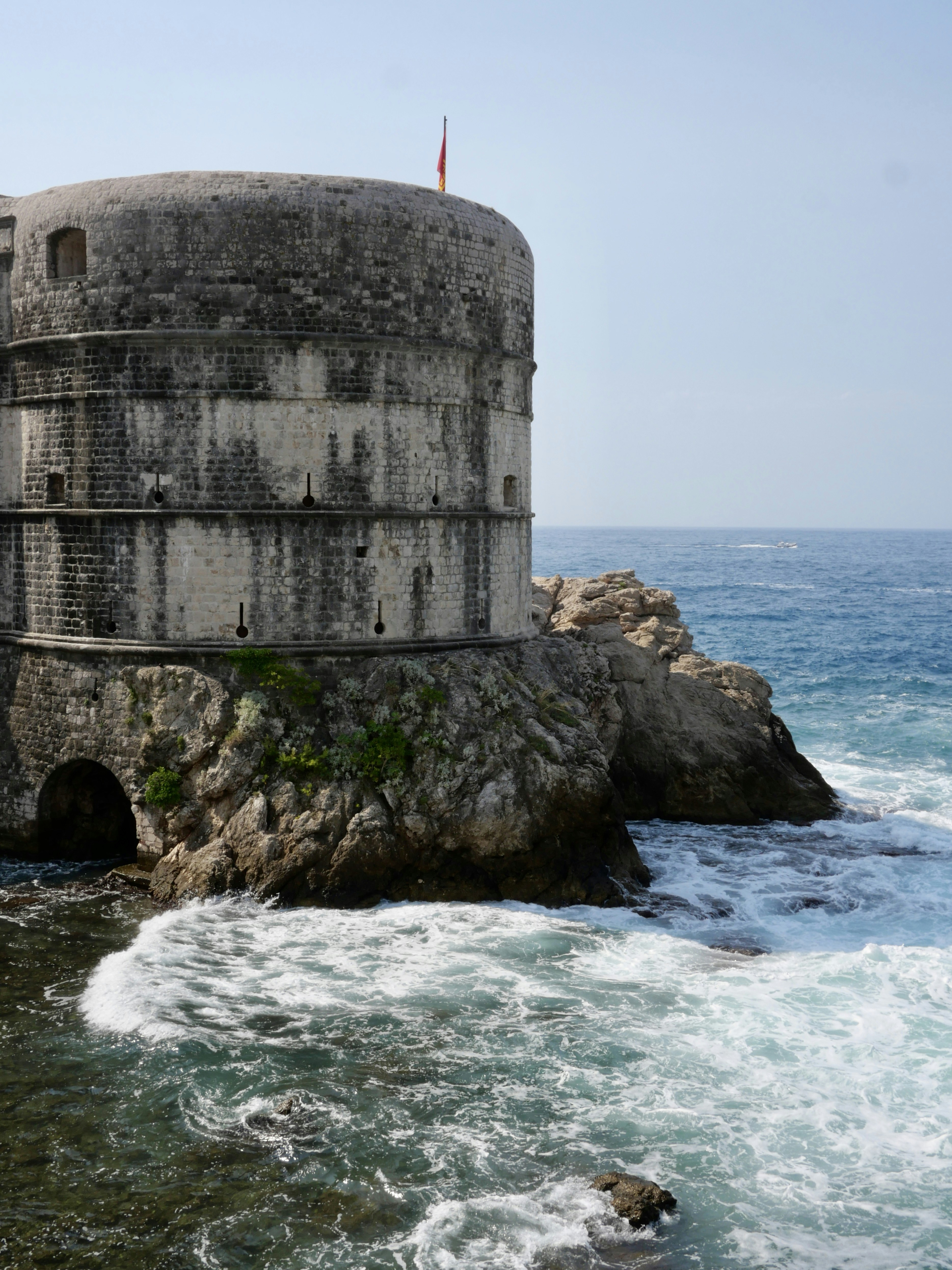 ancient fort walls ocean, wallpaper, Strategi Militer Perang Salib di Makassar: Analisis Historis & Mitos 1