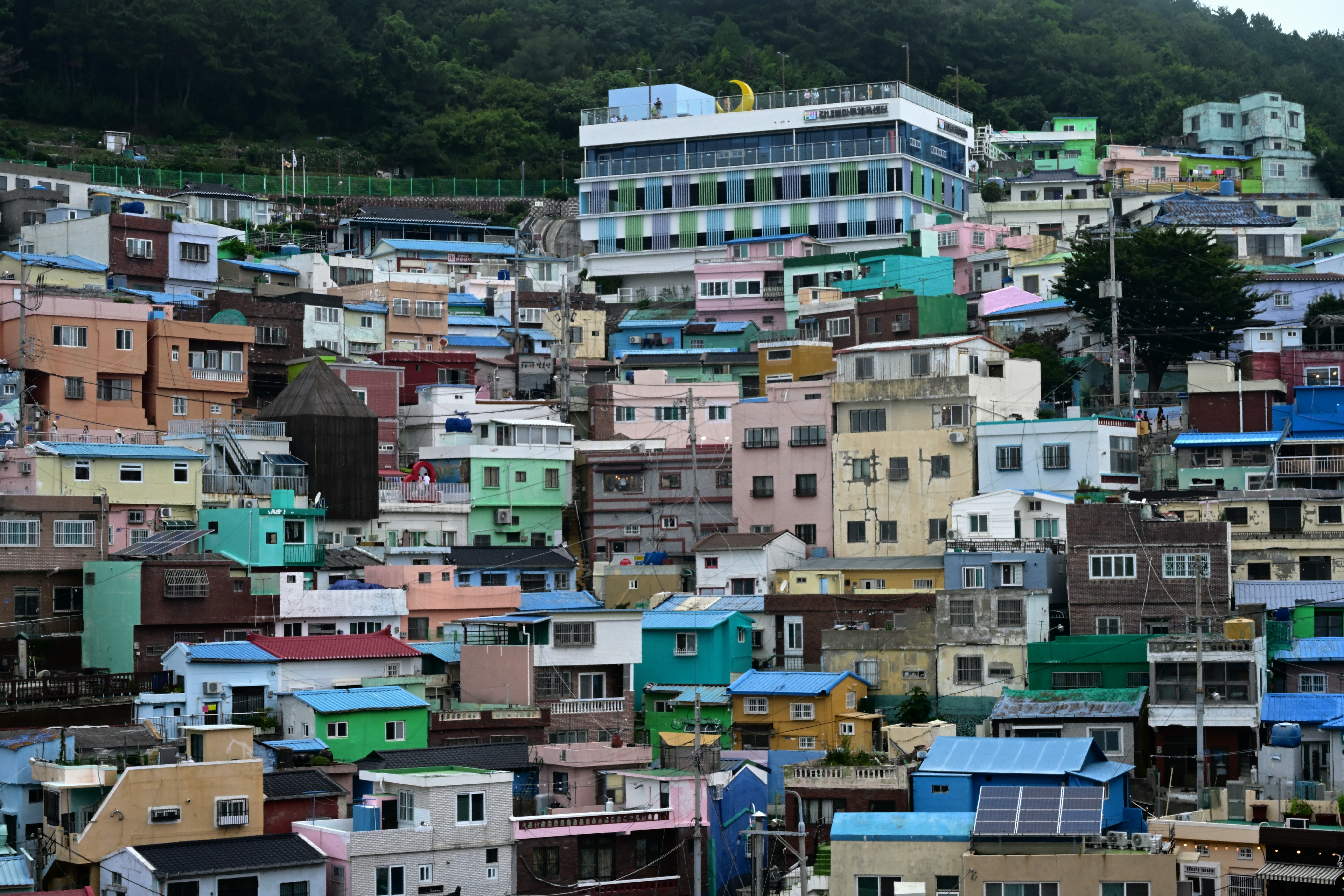 Sebuah lingkungan padat di lereng bukit dengan rumah-rumah berwarna-warni di Busan, Korea Selatan.