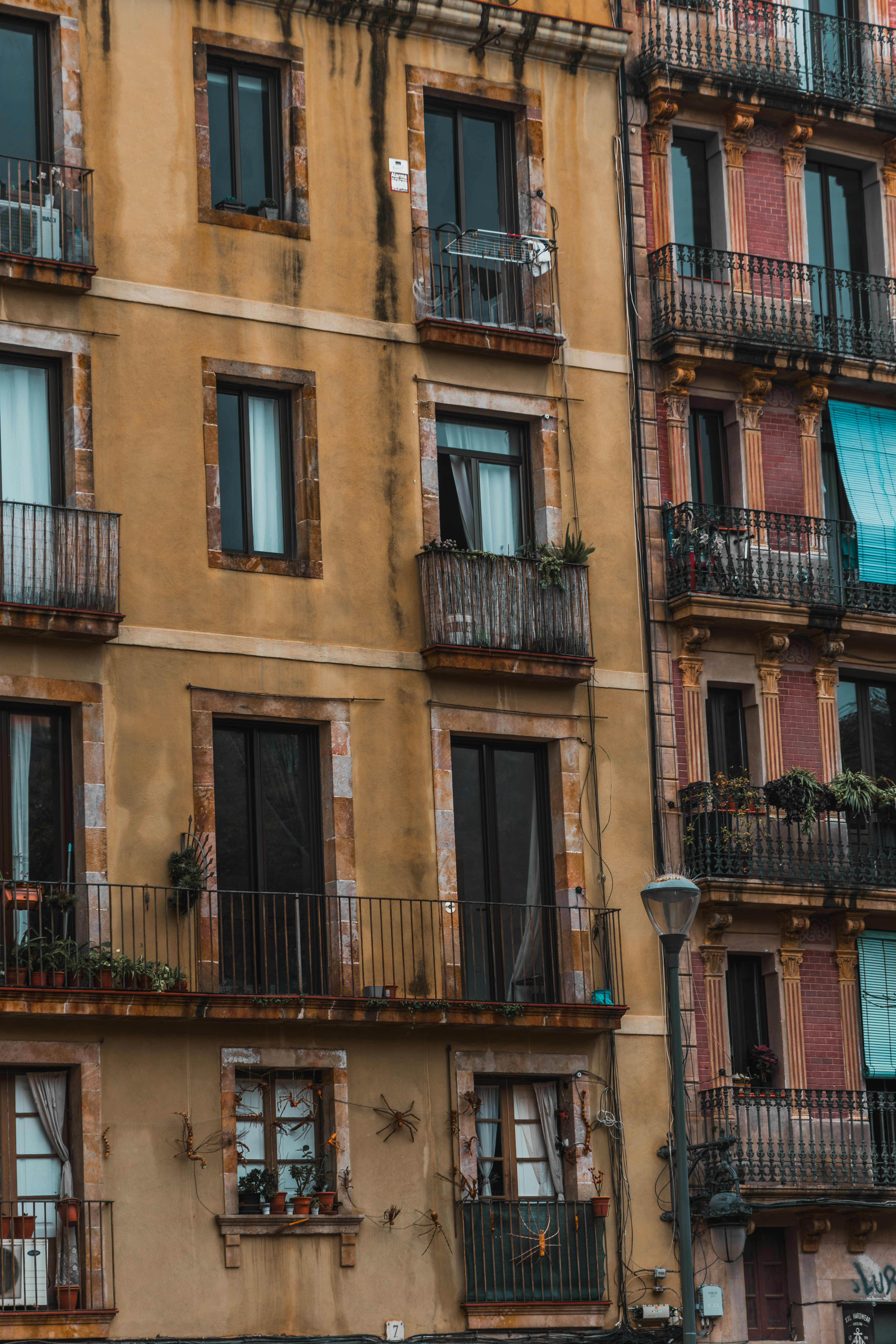 Un immeuble jaune avec balcons et fenêtres à Barcelone, en Espagne