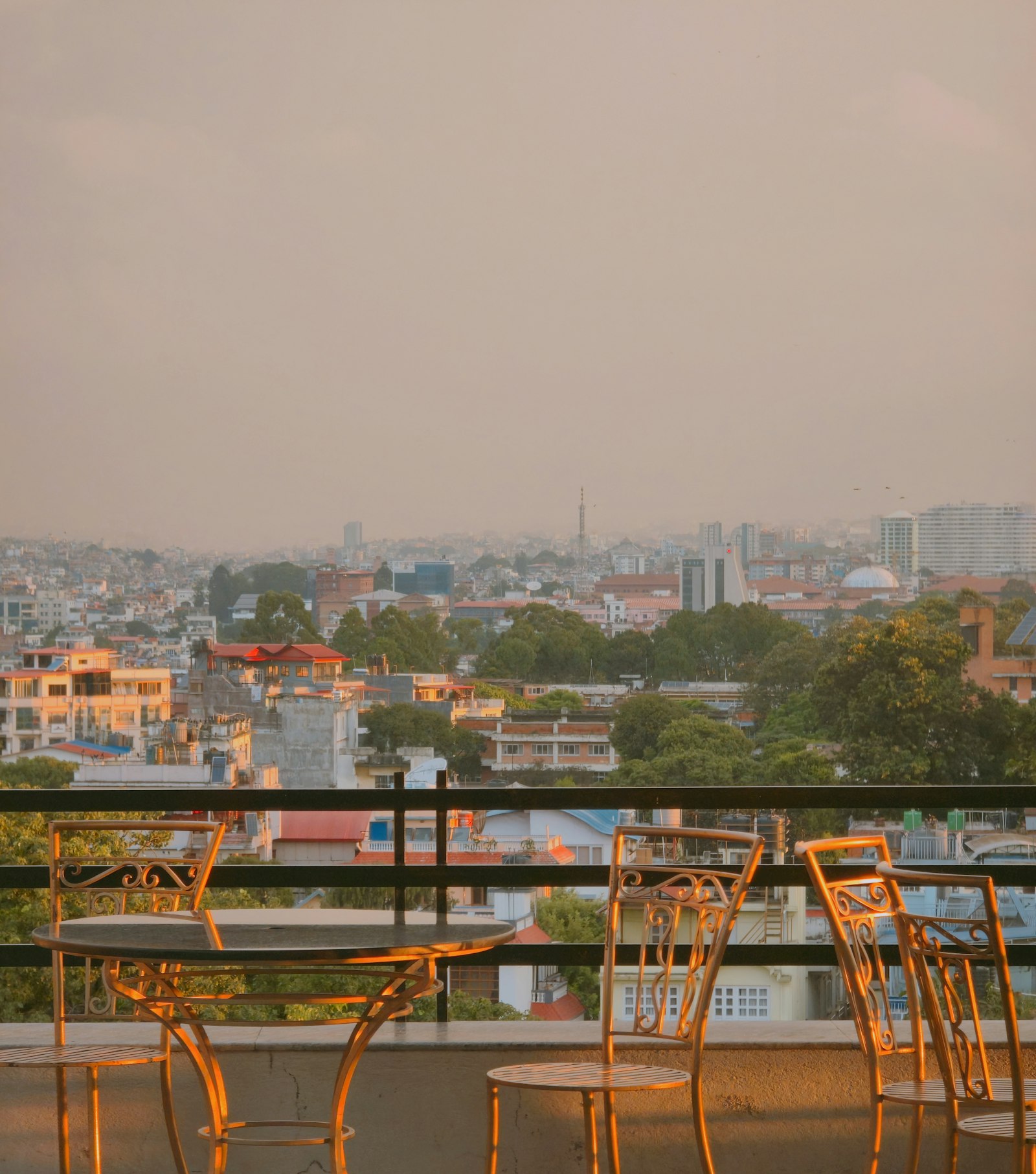 Góc bàn rooftop đón ánh nắng vàng cuối ngày