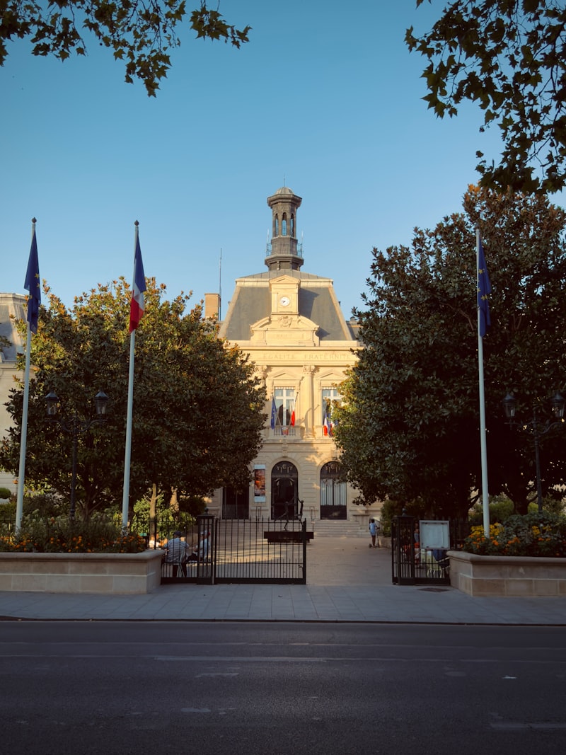 Mairie française pavoisée de drapeaux tricolores