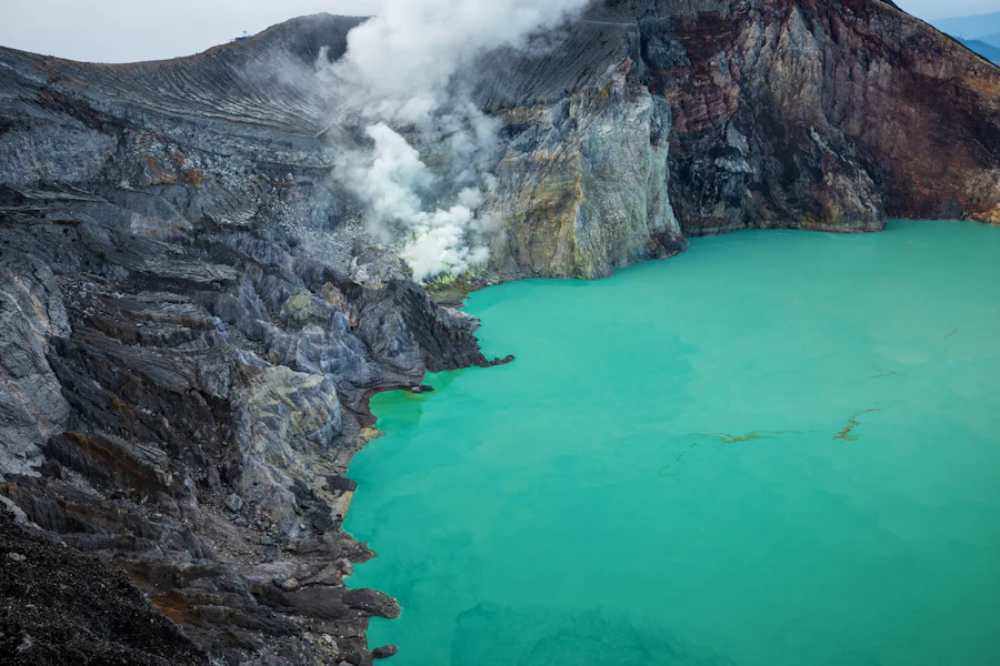 Türkisfarbener Säuresee im Krater des Ijen auf Java