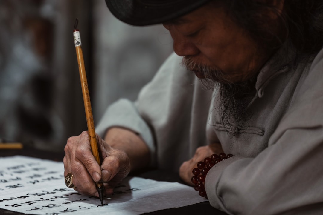 Tư duy qua nét chữ, bàn phím và prompt AI