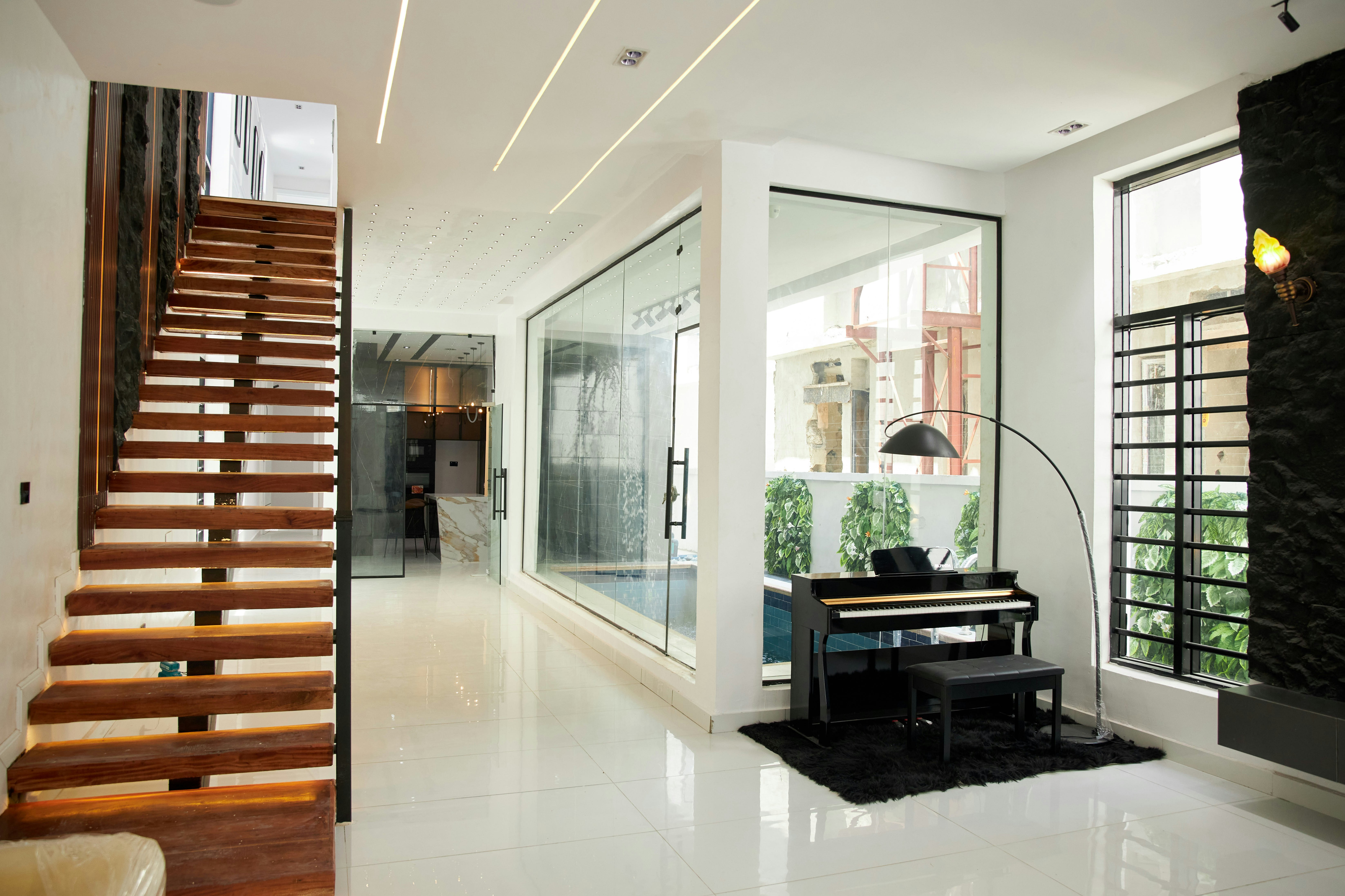 recessed entry fasad rumah dengan pintu utama modern dan pencahayaan hangat