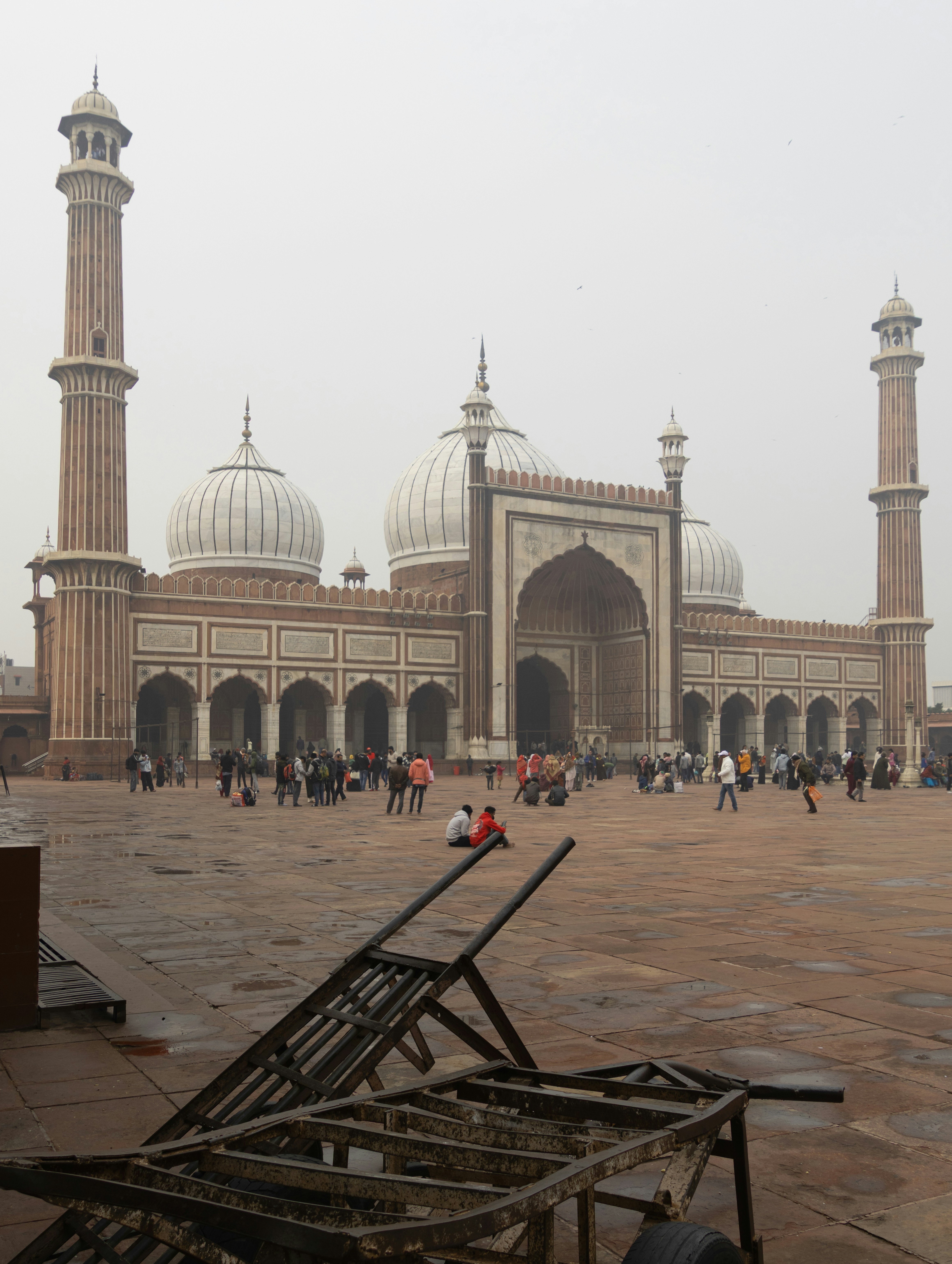 A mesquita Jama Masjid com cúpulas brancas e minaretes em Delhi, Índia