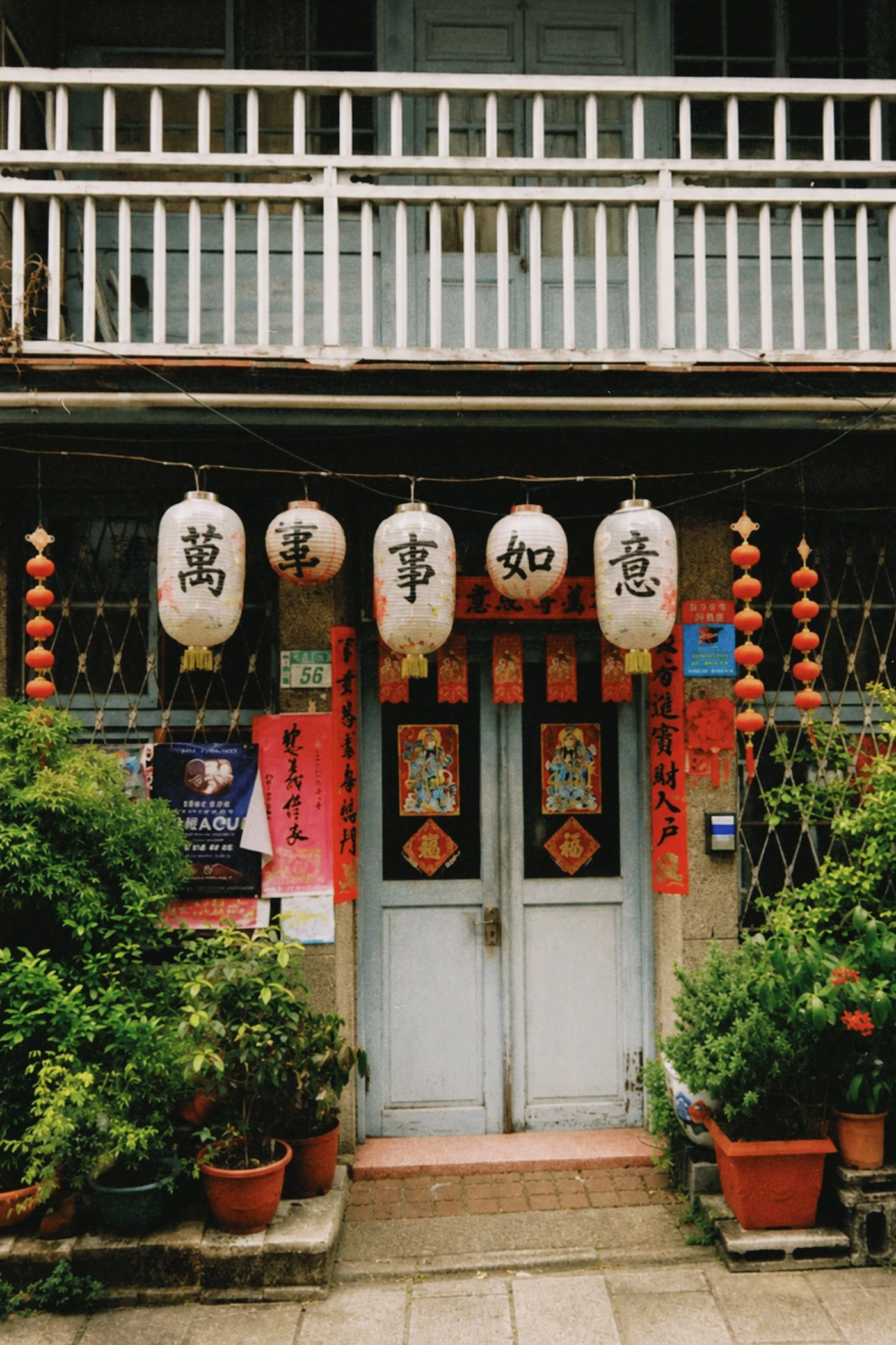 Pintu dengan lampion dan aksara Mandarin di Taiwan
