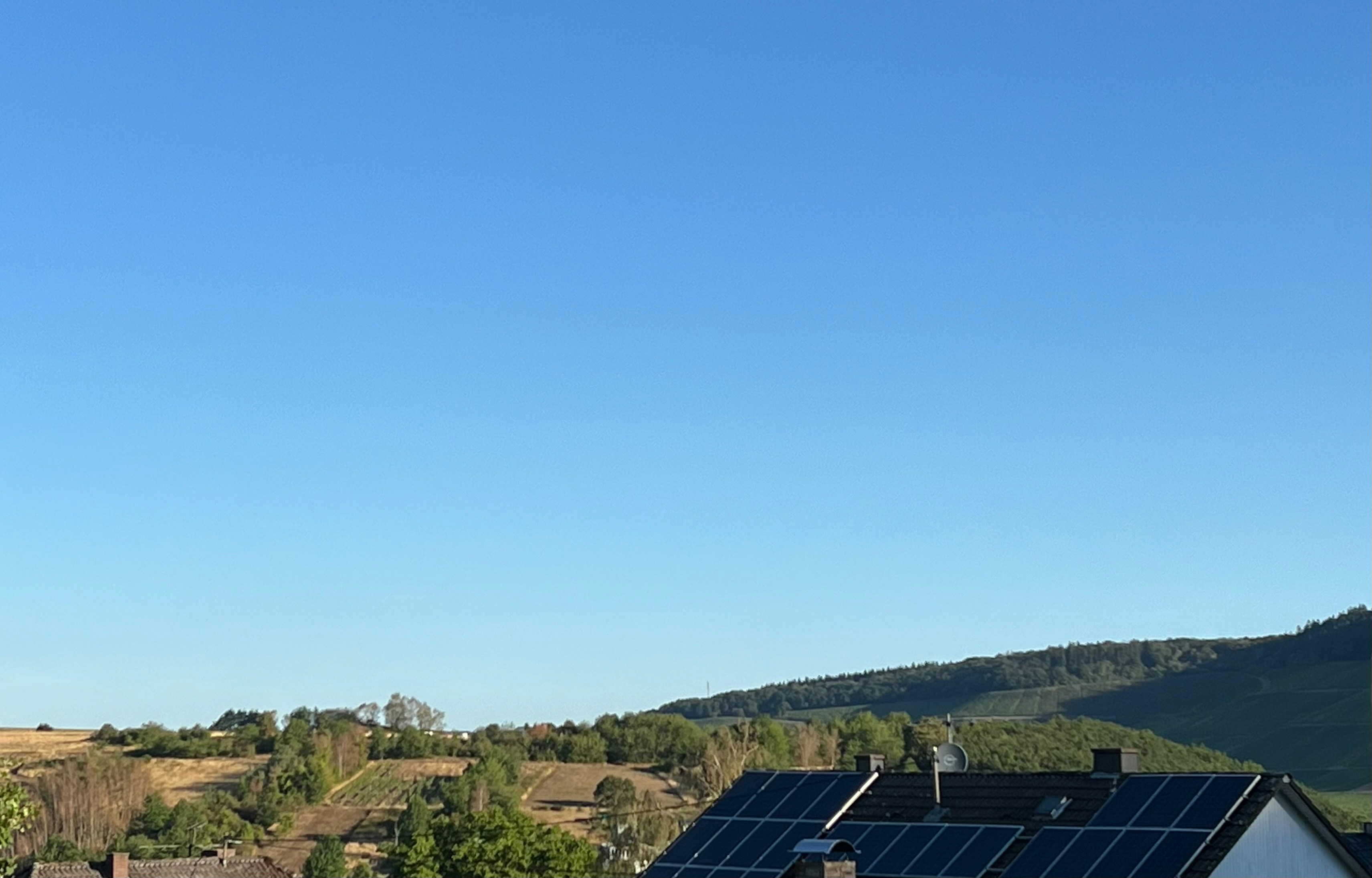 沖縄の夏を乗り切る太陽光発電活用術と電気代削減法
