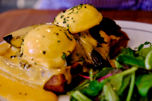 Poached eggs with hollandaise sauce on toast