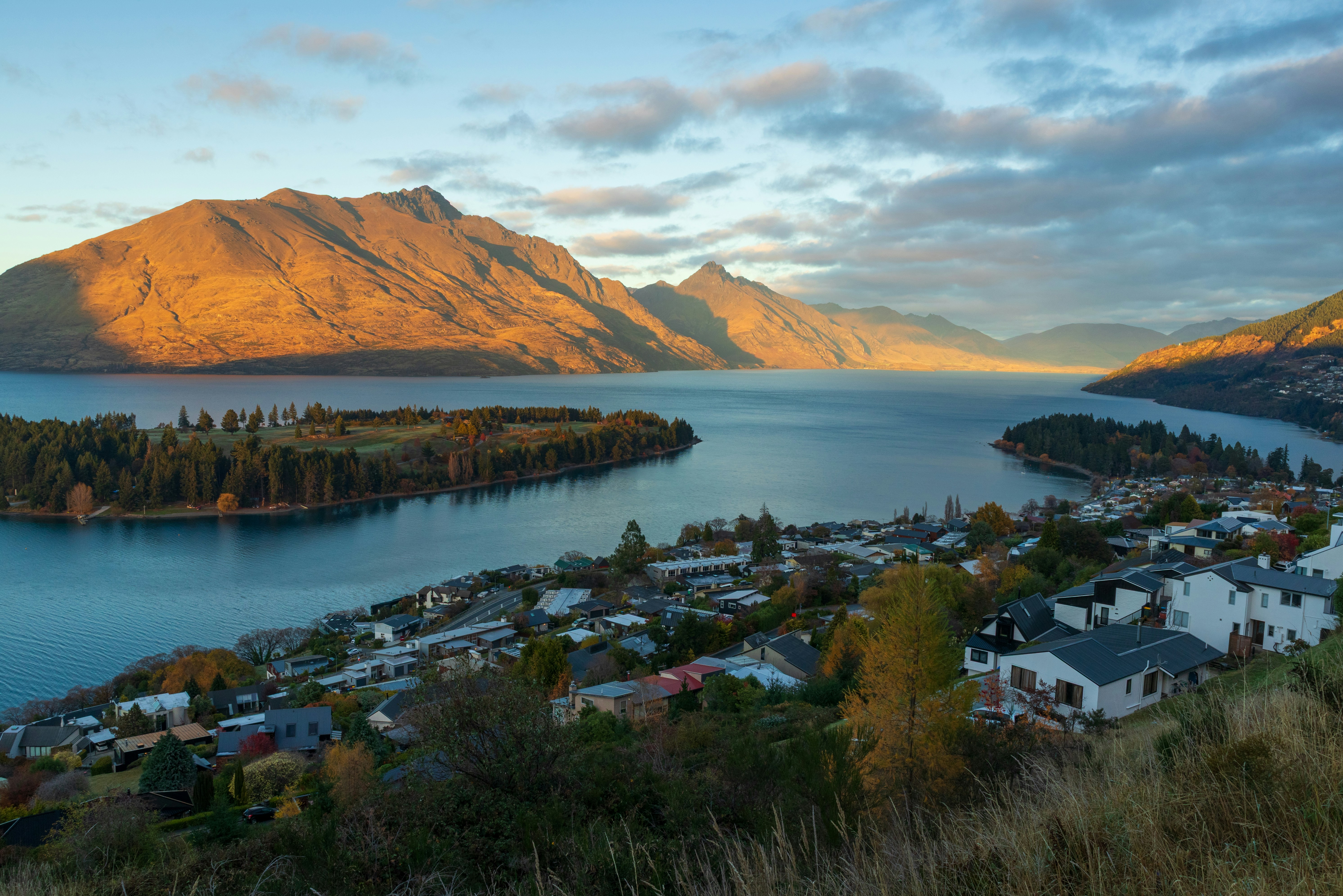 Queenstown on the shore of Lake Wakatipu below the Remarkables, New Zealand