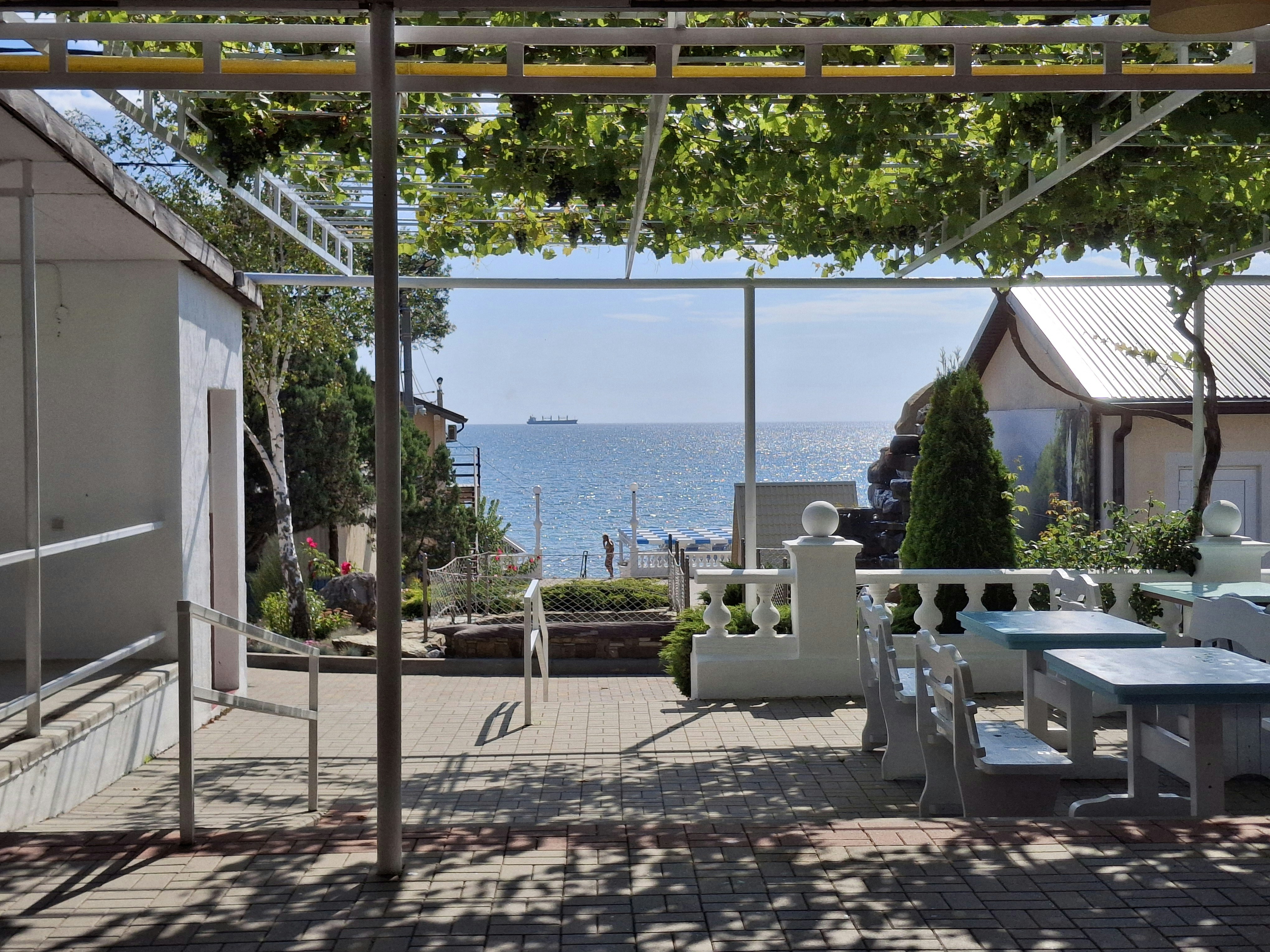 coastal outdoor patio bright airy, wallpaper, Coastal Outdoor Patio: Create a Bright and Airy Space 3