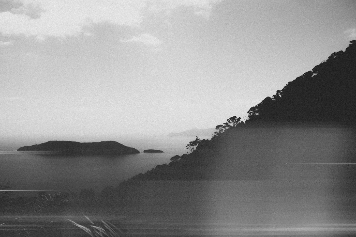 Puderweisser Sandstrand der White Bay auf Jost Van Dyke mit Strandbars