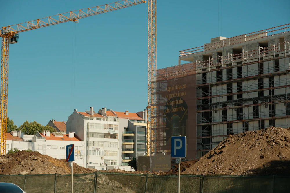Grue sur un chantier de logements neufs