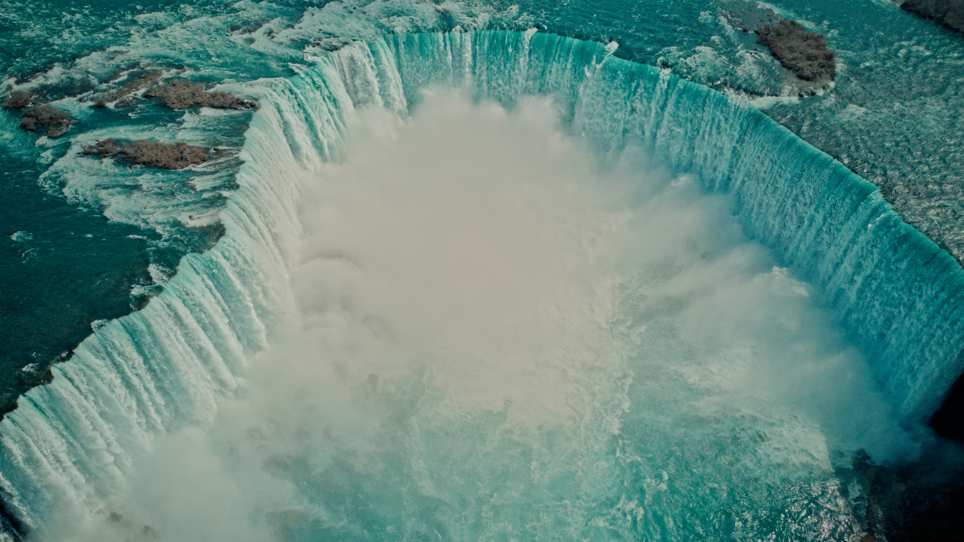 Vista aerea delle Cascate Ferro di Cavallo alle Cascate del Niagara con nebbia che si alza.