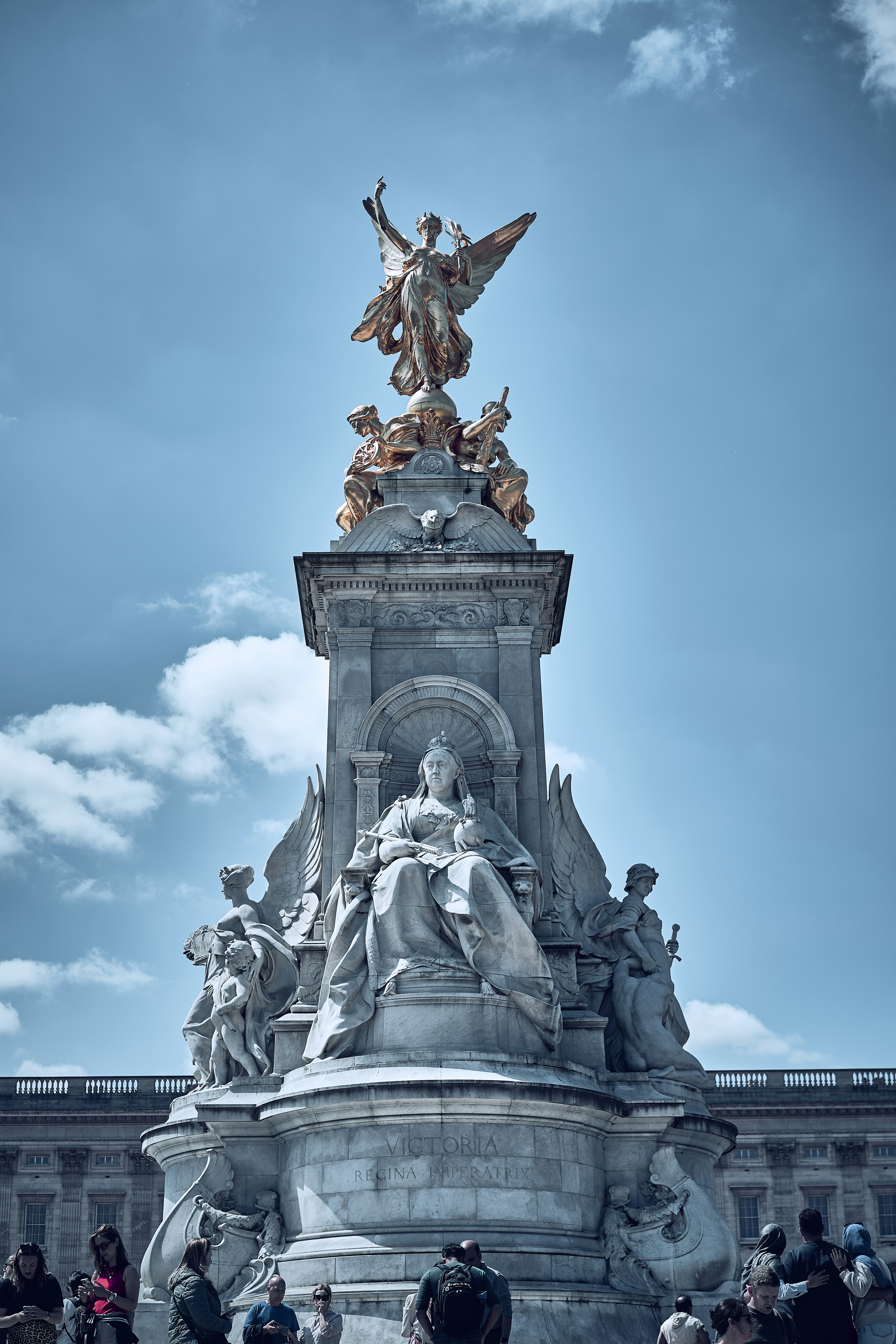 Buckingham Palace and the Victoria Memorial in London, England.