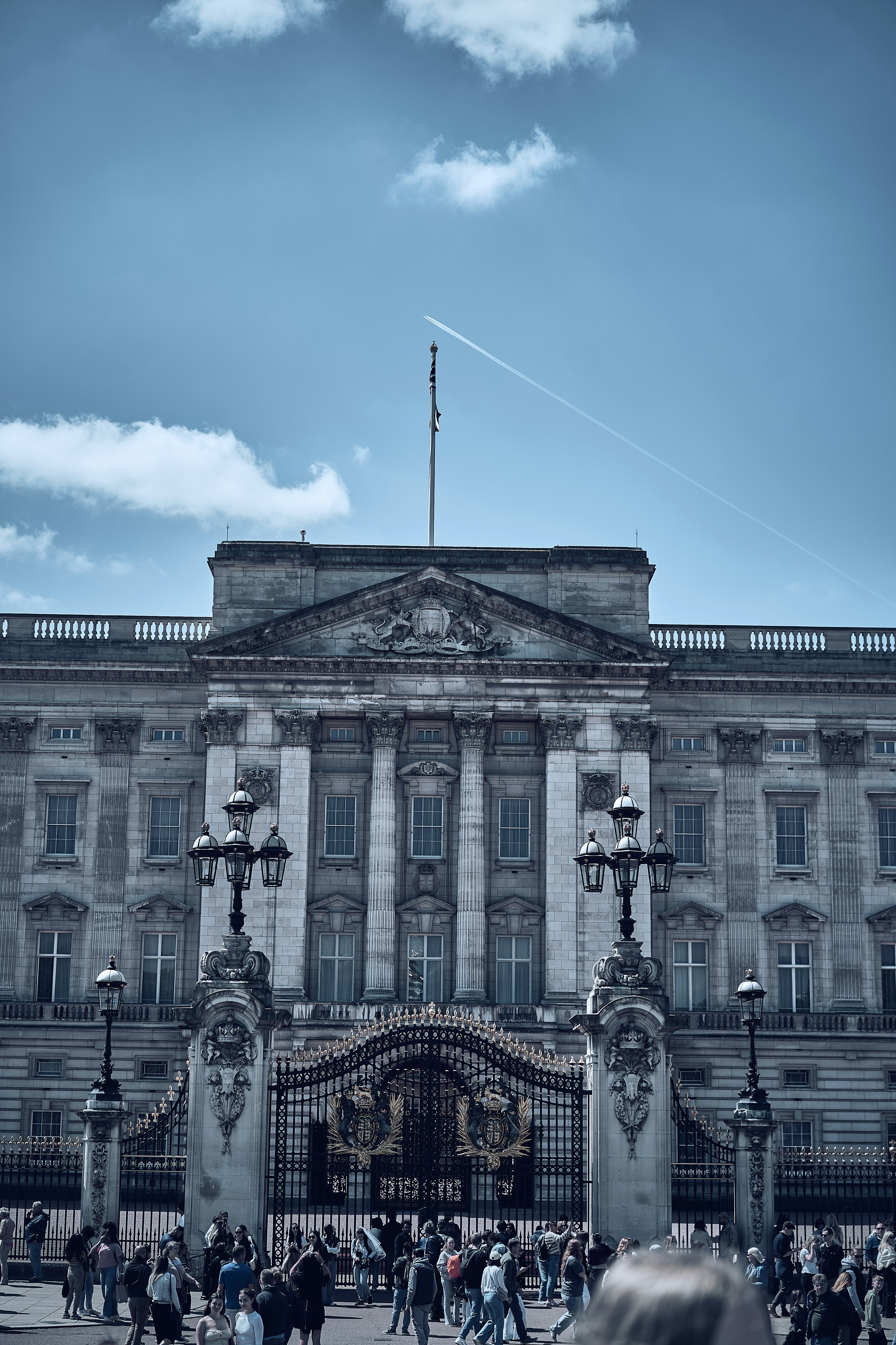 Buckingham Palace and the Victoria Memorial in London, England.