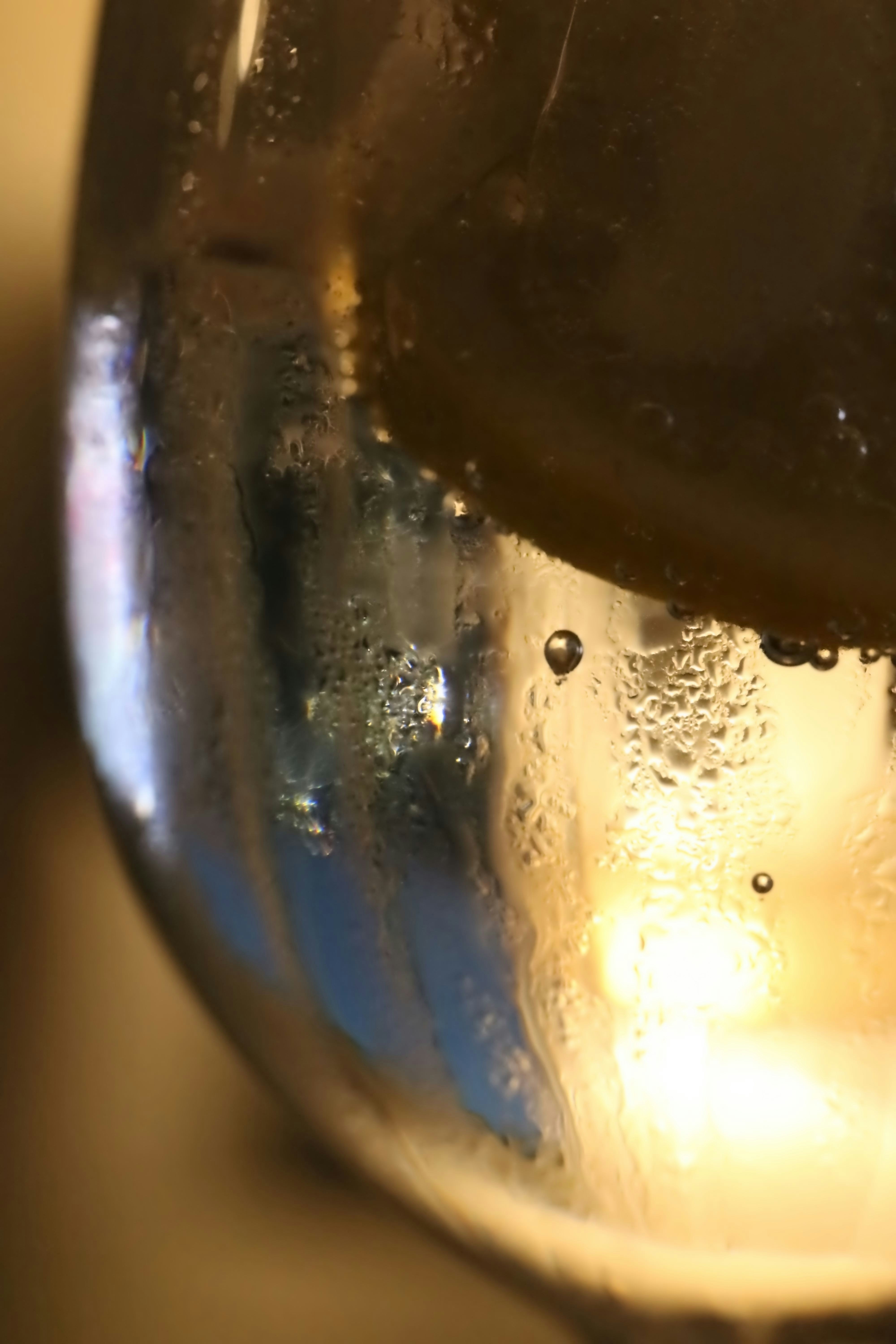 Descubrimiento del agua con IA: dos líquidos en un solo vaso