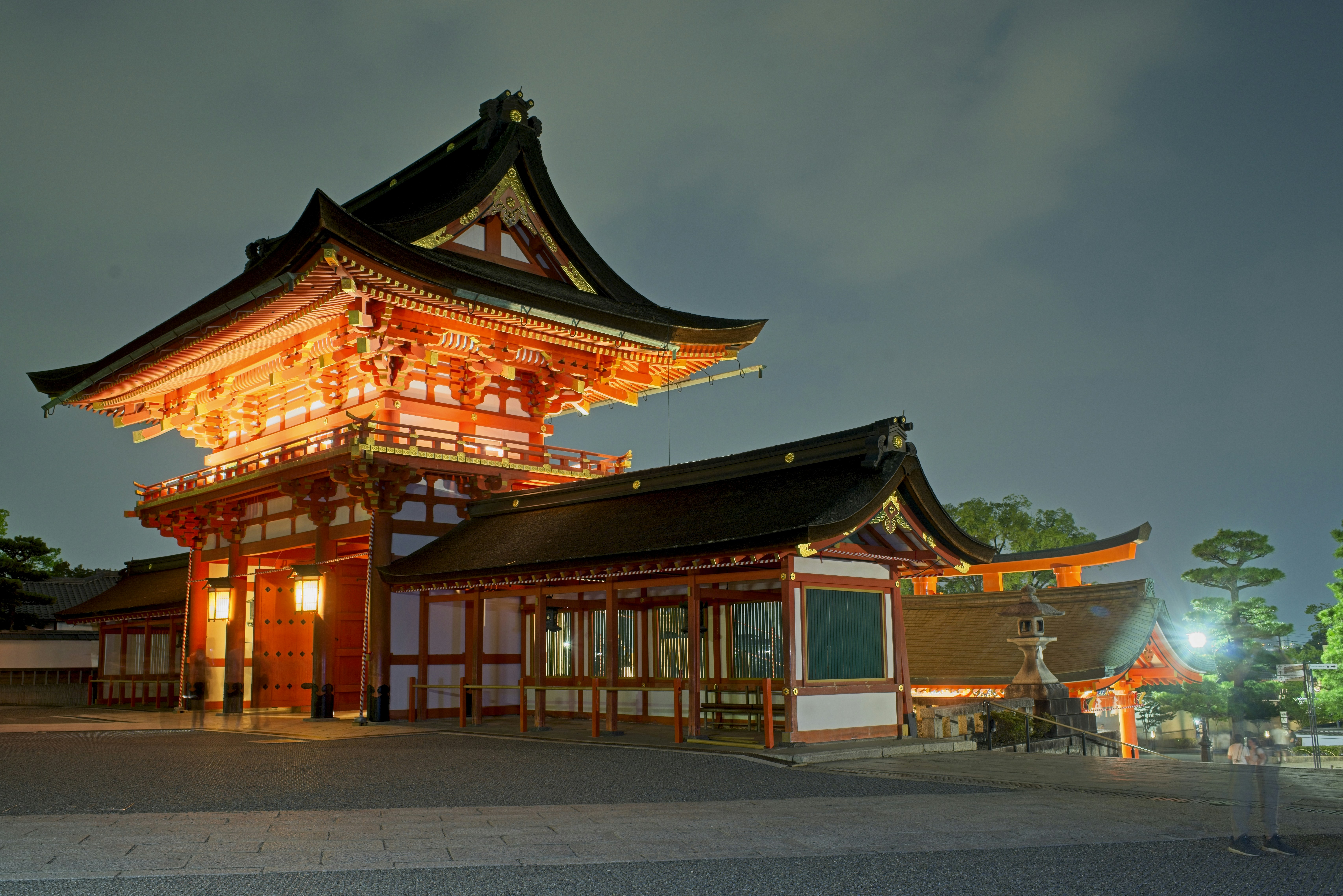 La Puerta Romon iluminada del Santuario Fushimi Inari por la noche en Kioto, Japón.