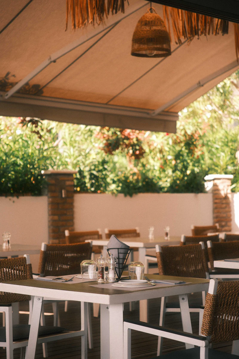 Sonnige Restaurant-Terrasse