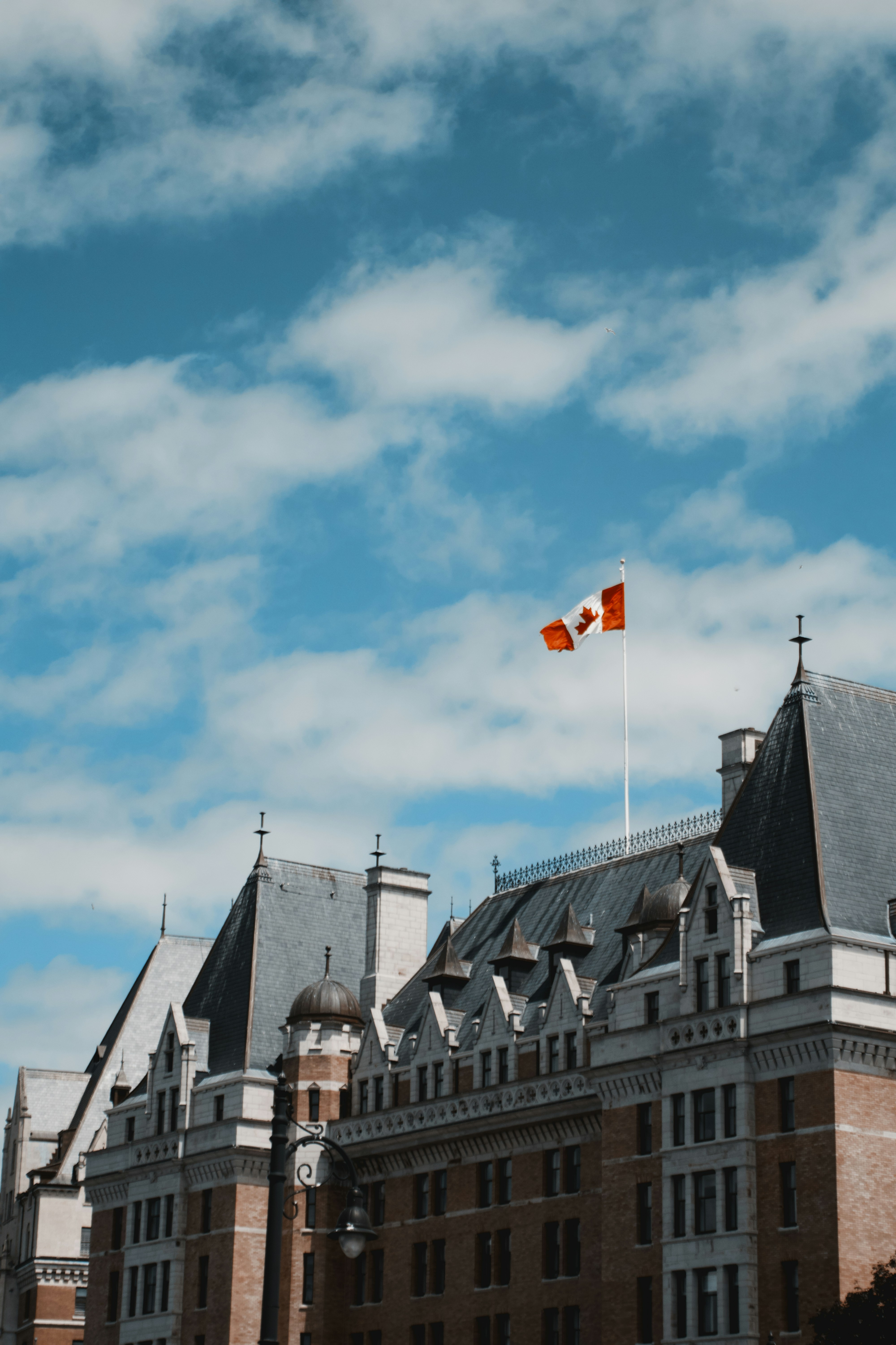 Le drapeau canadien flottant au-dessus du célèbre Fairmont Le Château Frontenac à Québec
