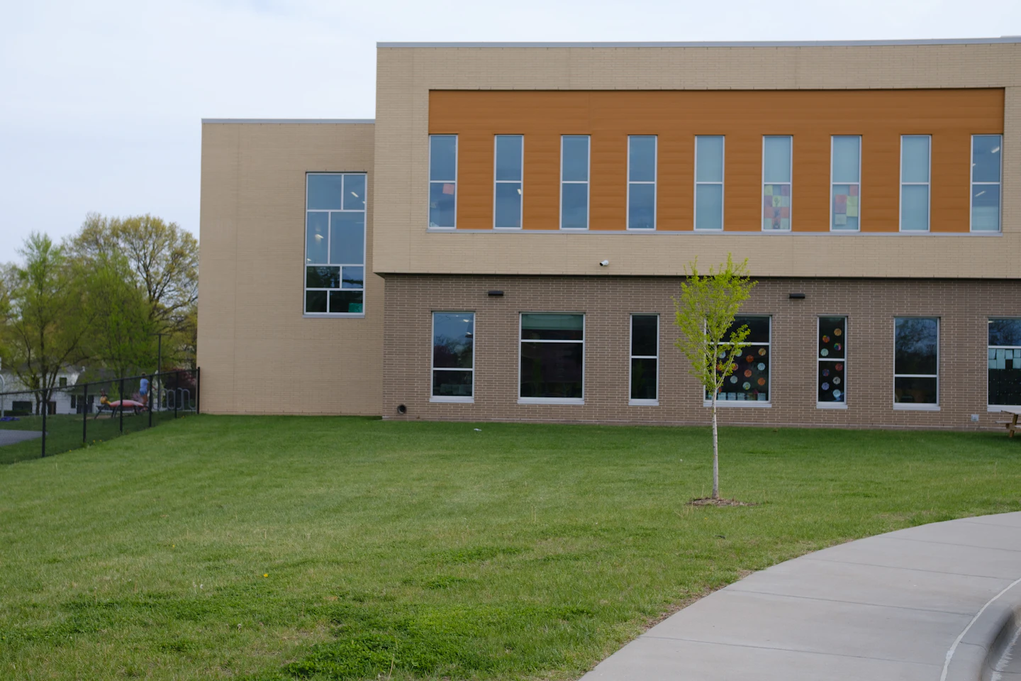 École moderne en brique beige et sa pelouse