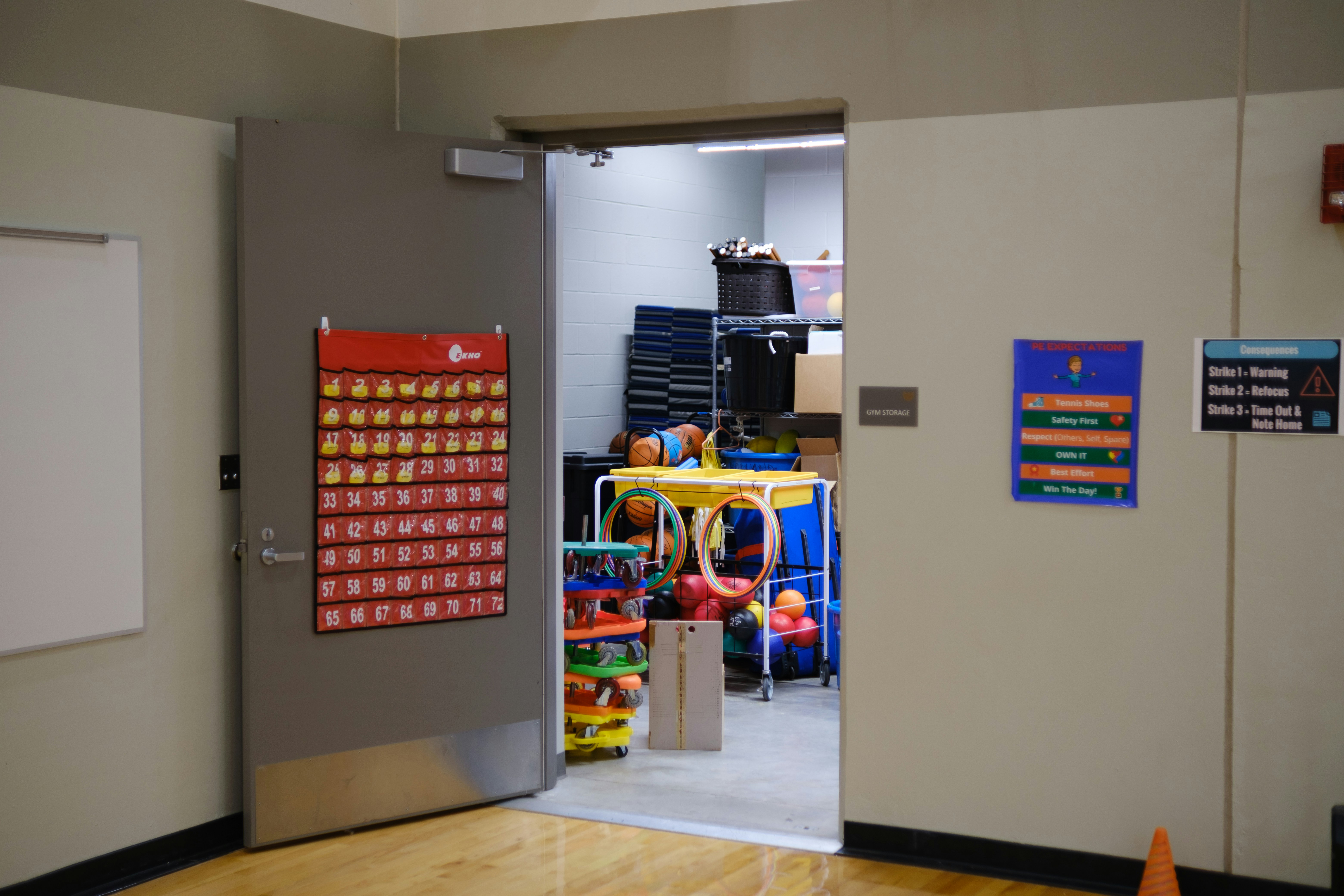 Uma porta aberta para um depósito de academia cheio de equipamentos esportivos