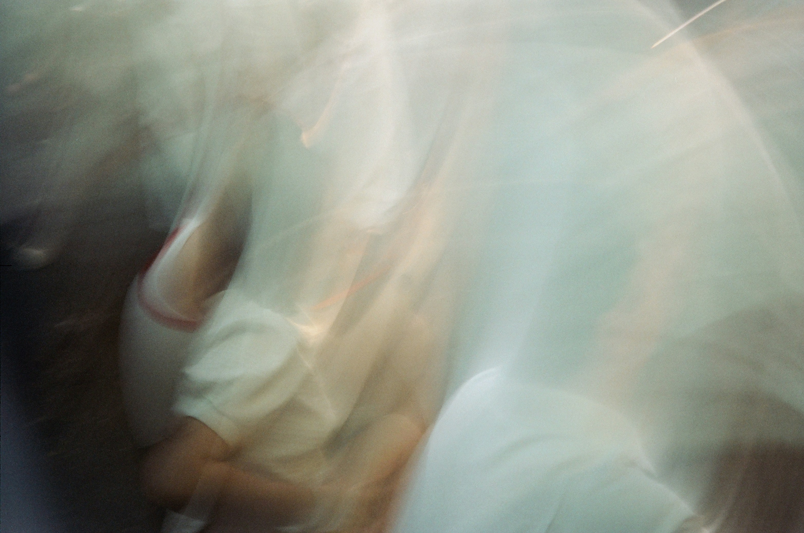 Motion blur astratto di una persona con una camicia bianca con rifiniture rosse