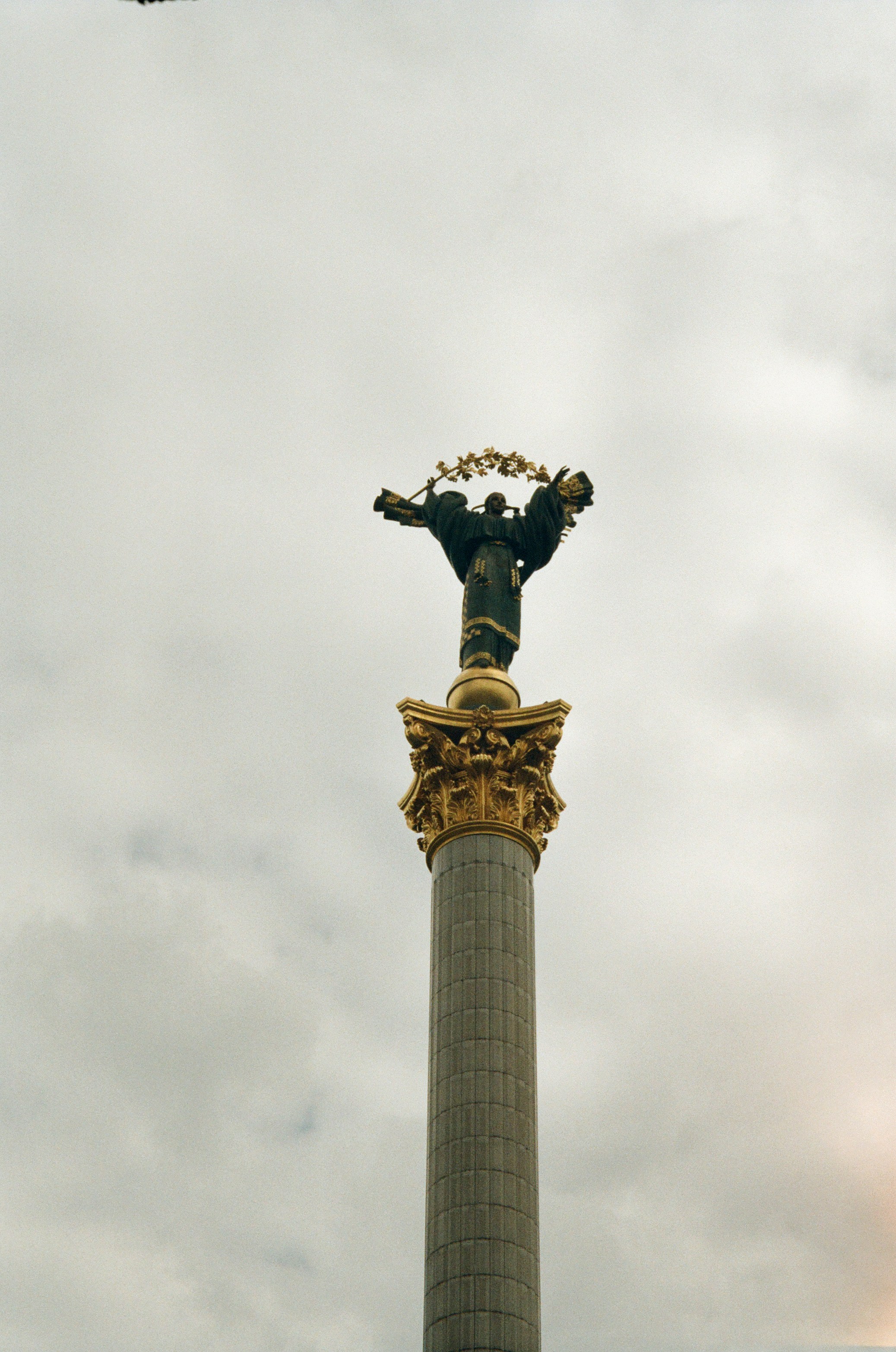La statua del Monumento all'Indipendenza che regge una corona d'oro in cima a una colonna alta a Kiev
