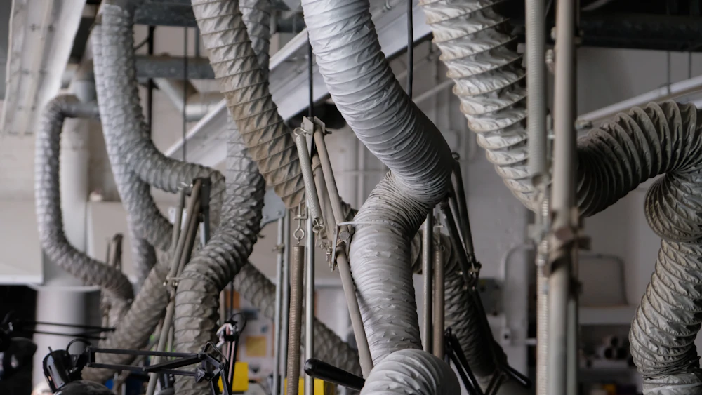 Ventilationskanaler hængende fra et loft